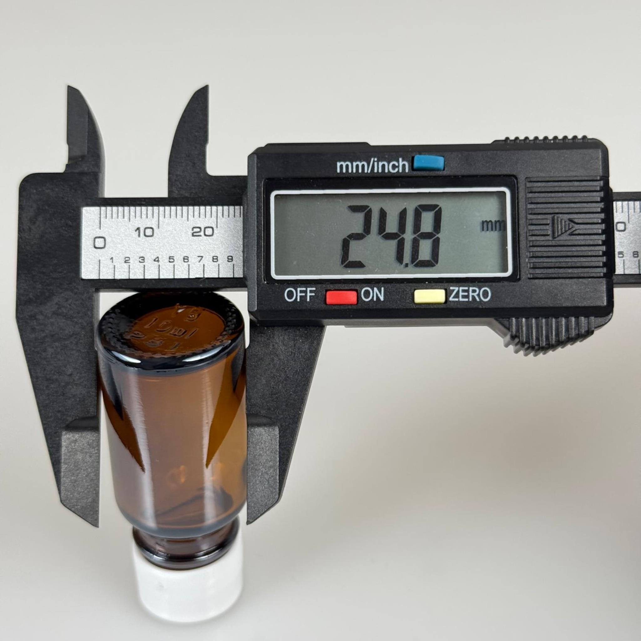10 ML AMBER CAM ŞİŞE + CONTALI BEYAZ KAPAK - 10 CC KAPAKLI CAM ŞİŞE