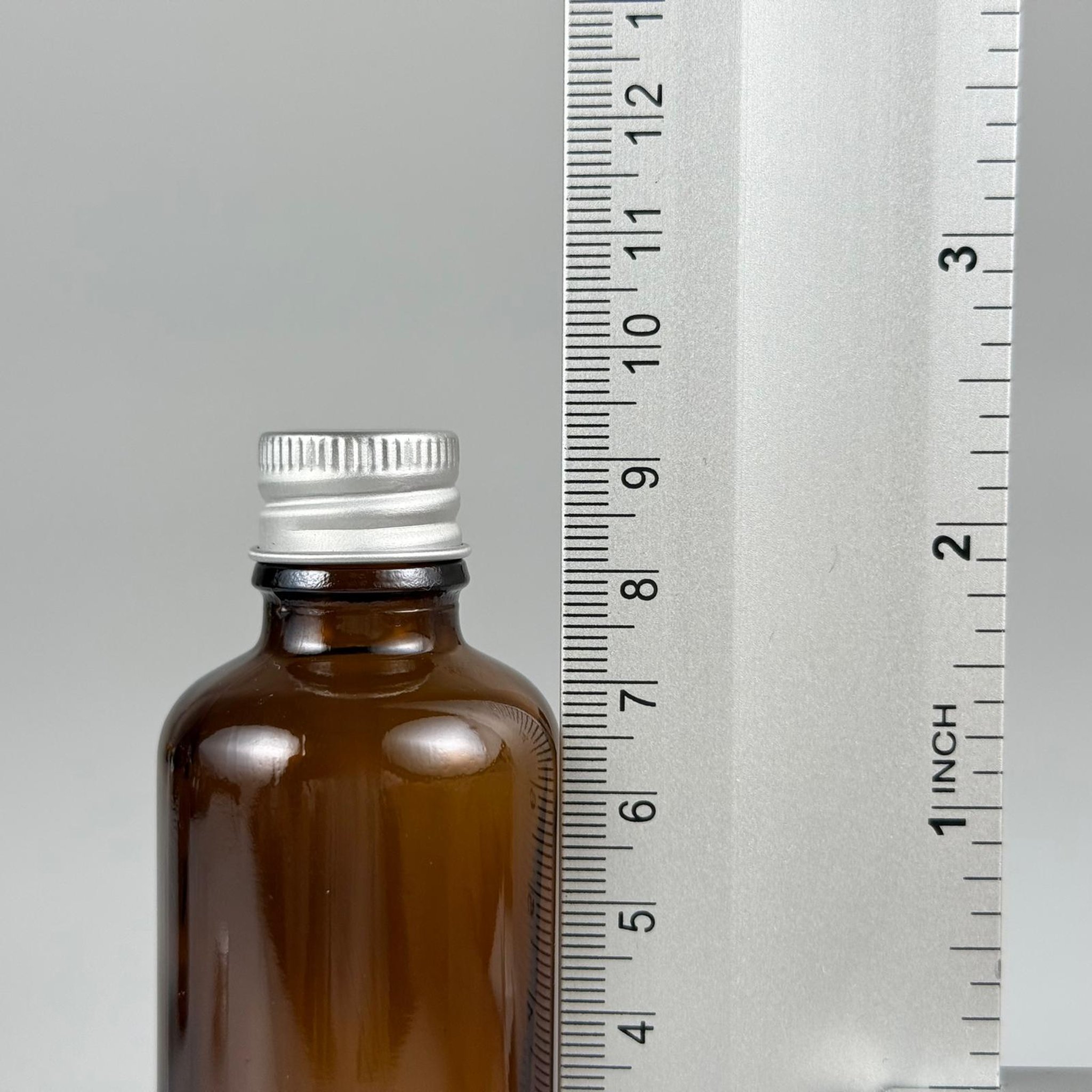 50 CC AMBER CAM ŞİŞE + KÖPÜK CONTALI GÜMÜŞ ALÜMİNYUM METAL KAPAKLI TAKIM - 50 ML KAHVERENGİ CAM ŞİŞE