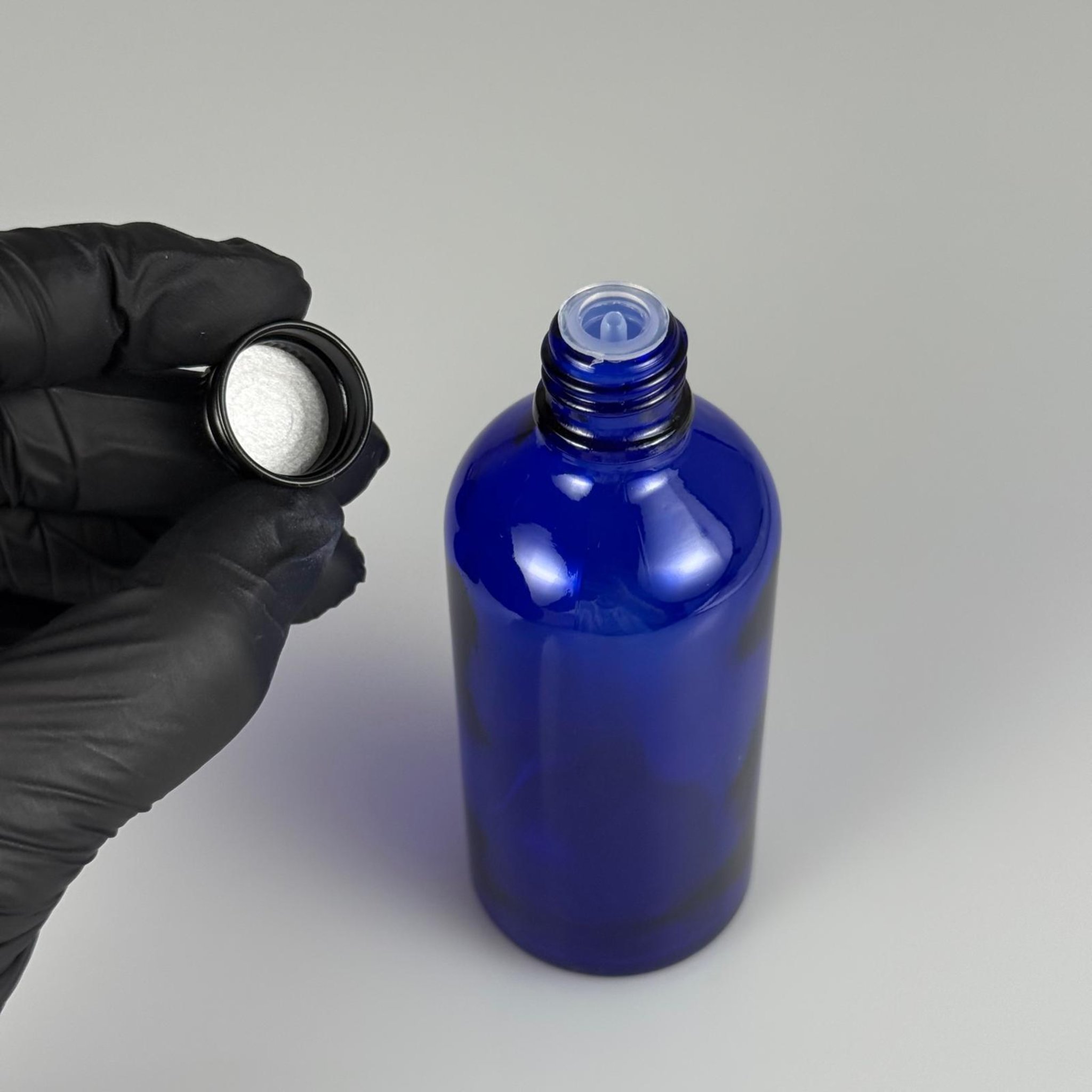 100 CC MAVİ CAM ŞİŞE + KÖPÜK CONTALI SİYAH ALÜMİNYUM METAL + KOLONYA TIPALI KAPAKLI TAKIM - 100 ML MAVİ CAM ŞİŞE