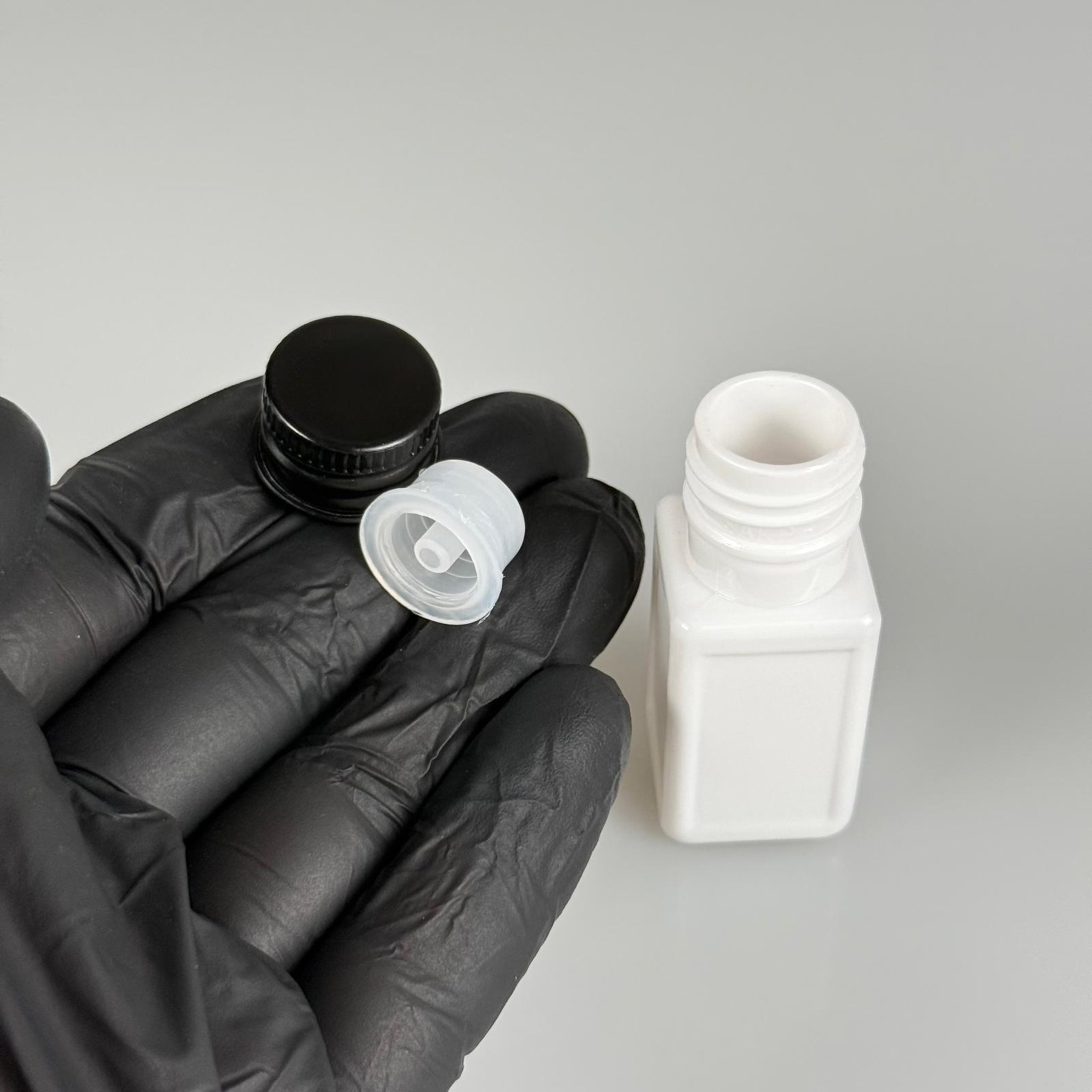 10 CC BEYAZ KARE PET SHOT ŞİŞE - KÖPÜK CONTALI SİYAH ALÜMİNYUM METAL KAPAKLI + DAMLALIKLI KOLONYA TIPALI TAKIM - 10 ML PLASTİK ŞİŞE