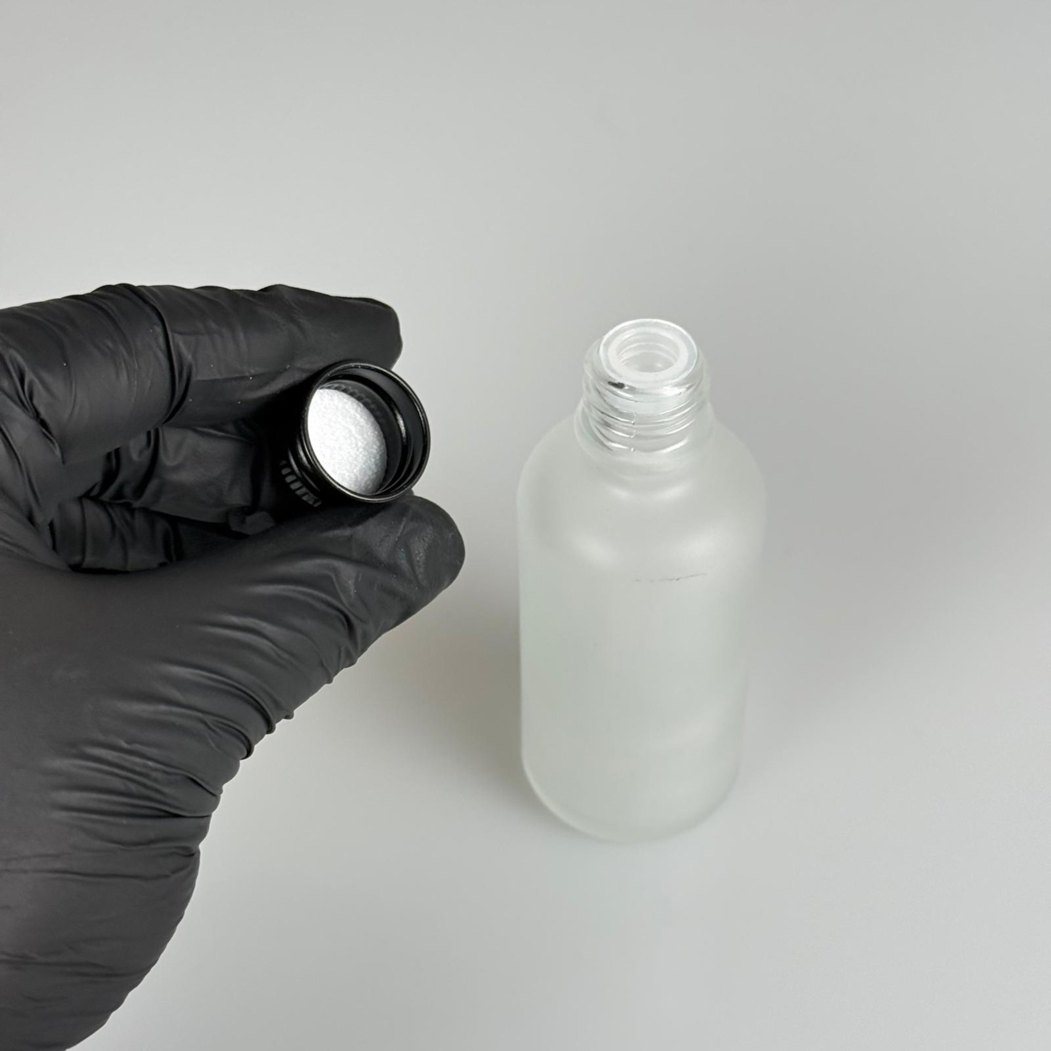 50 CC BUZLU CAM ŞİŞE + KÖPÜK CONTALI SİYAH ALÜMİNYUM METAL KAPAKLI + KÖR TIPALI TAKIM - 50 ML BUZLU CAM ŞİŞE