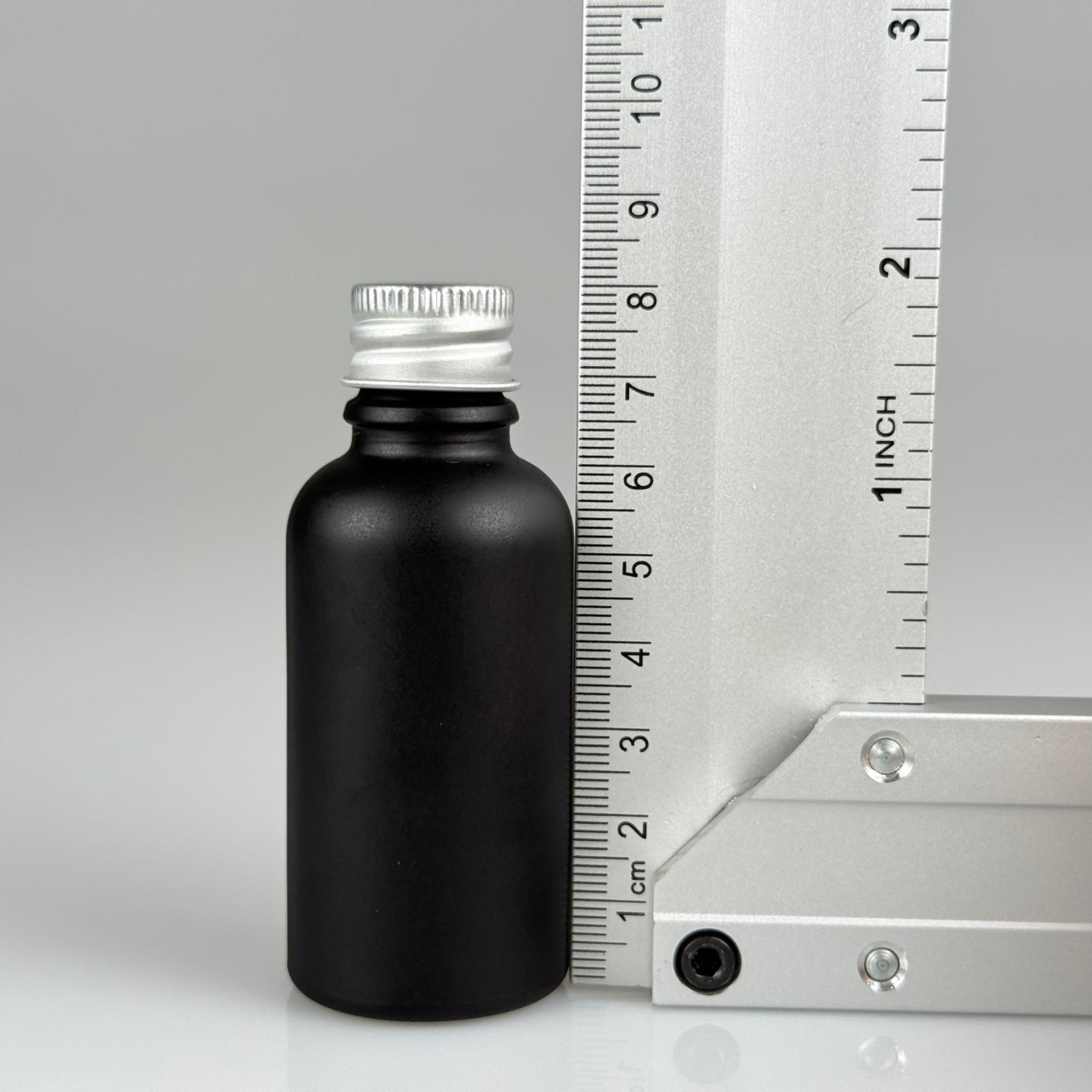 30 CC MAT SİYAH CAM ŞİŞE + KÖPÜK CONTALI GÜMÜŞ ALÜMİNYUM METAL KAPAKLI + KÖR TIPALI TAKIM - 30 ML MAT SİYAH CAM ŞİŞE
