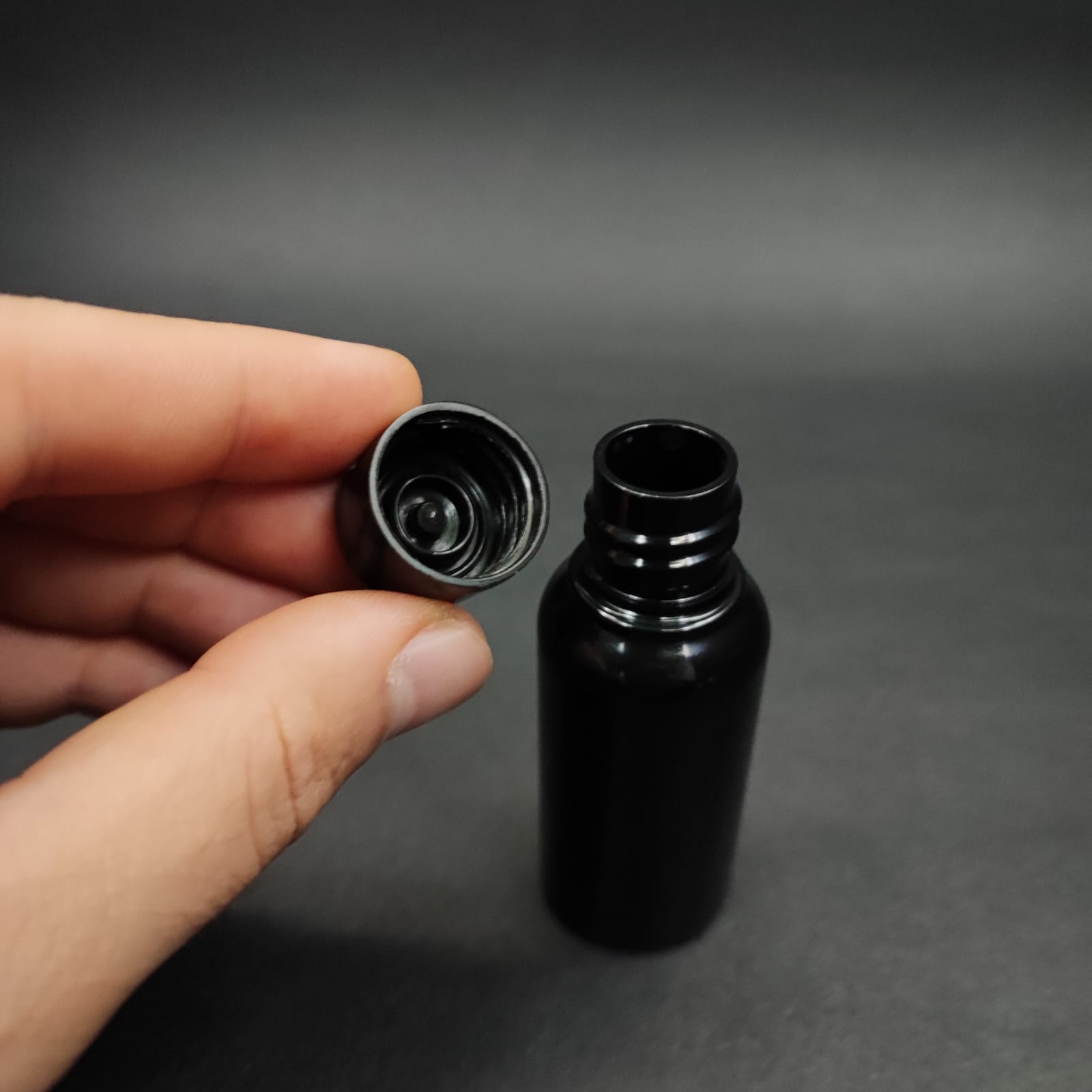 30 CC SİYAH PLASTİK KISA ŞİŞE + KENDİNDEN CONTALI SIZDIRMAZ SİYAH KAPAK - 30 ML KAPAKLI PET ŞİŞE