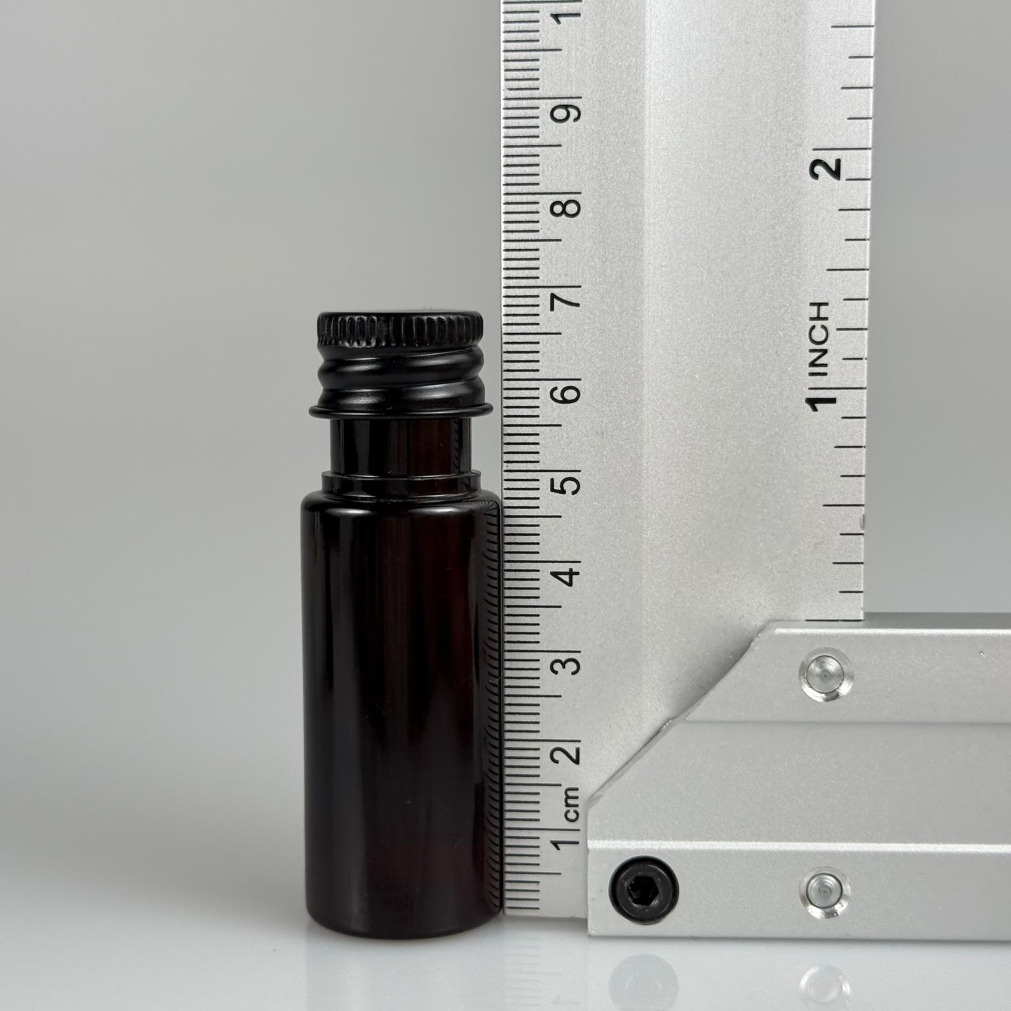 15 CC AMBER SİLİNDİR PET ŞİŞE + KÖPÜK CONTALI SİYAH ALÜMİNYUM METAL KAPAKLI + KÖR TIPALI TAKIML - 15 ML KAHVERENGİ PET ŞİŞE