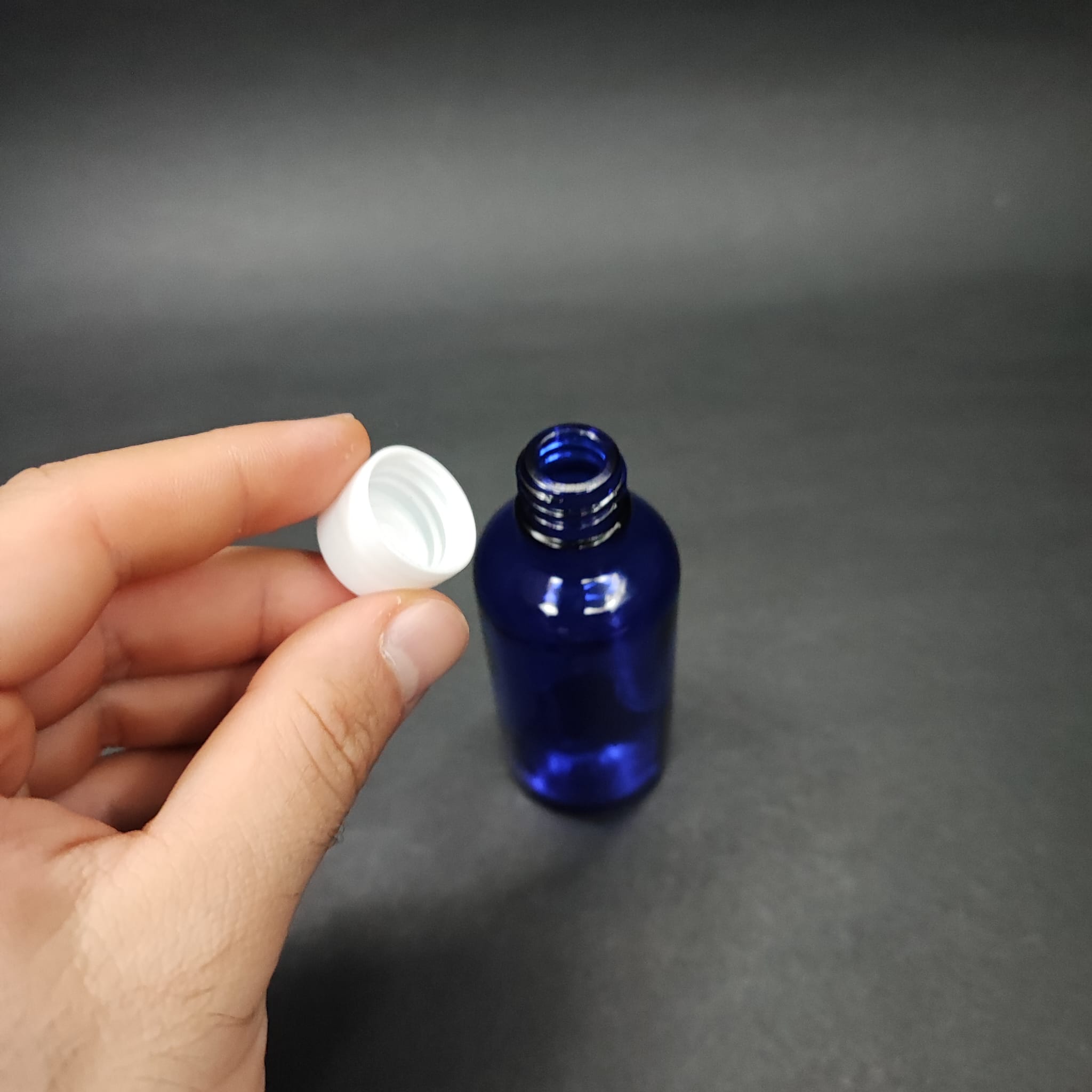 50 CC MAVİ CAM ŞİŞE + KENDİNDEN CONTALI SIZDIRMAZ BEYAZ KAPAK - 50 ML KAPAKLI CAM ŞİŞE