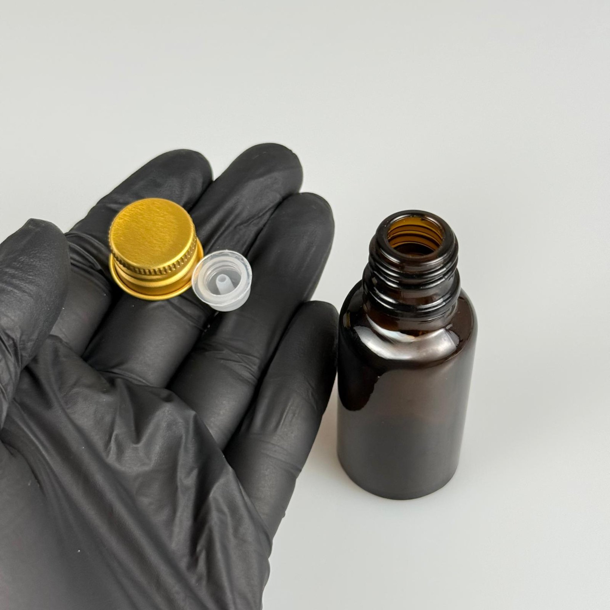 20 CC AMBER CAM ŞİŞE + KÖPÜK CONTALI GMOLD ALÜMİNYUM METAL KAPAKLI + DAMLALIKLI KOLONYA TIPALI TAKIM - 20 ML KAHVERENGİ CAM ŞİŞE