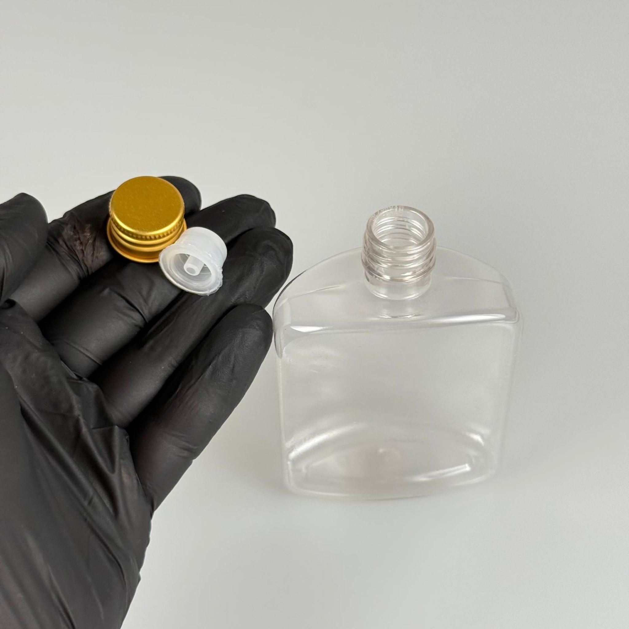 100 CC ŞEFFAF YASSI PLASTİK PET ŞİŞE + KÖPÜK CONTALI GOLD ALÜMİNYUM METAL KAPAKLI + DAMLALIKLI KOLONYA TIPALI TAKIM - 100 ML YASSI PET ŞİŞE