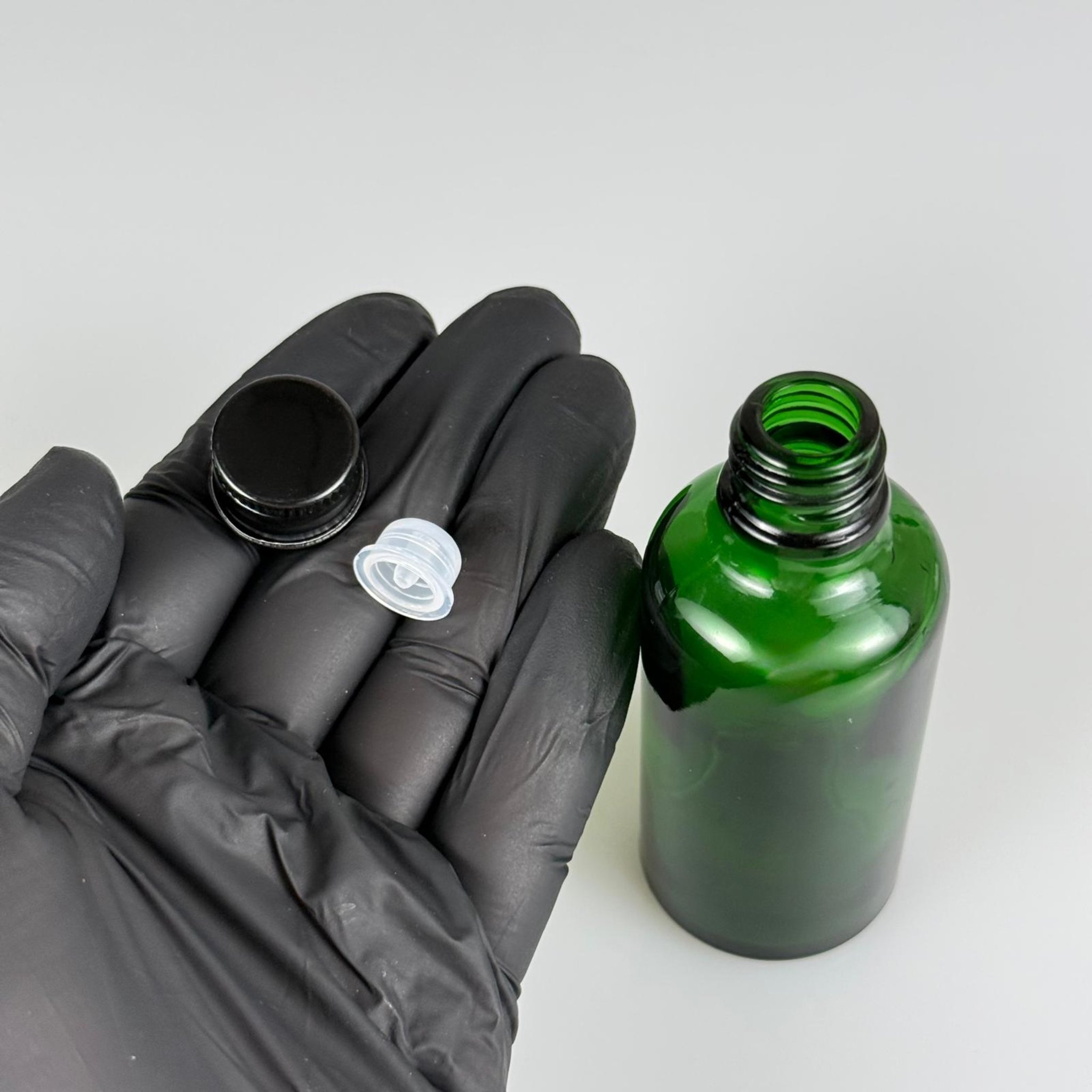 50 CC YEŞİL CAM ŞİŞE + KÖPÜK CONTALI SİYAH ALÜMİNYUM METAL KAPAKLI + DAMLALIKLI KOLONYA TIPALI TAKIM - 50 ML YEŞİL CAM ŞİŞE