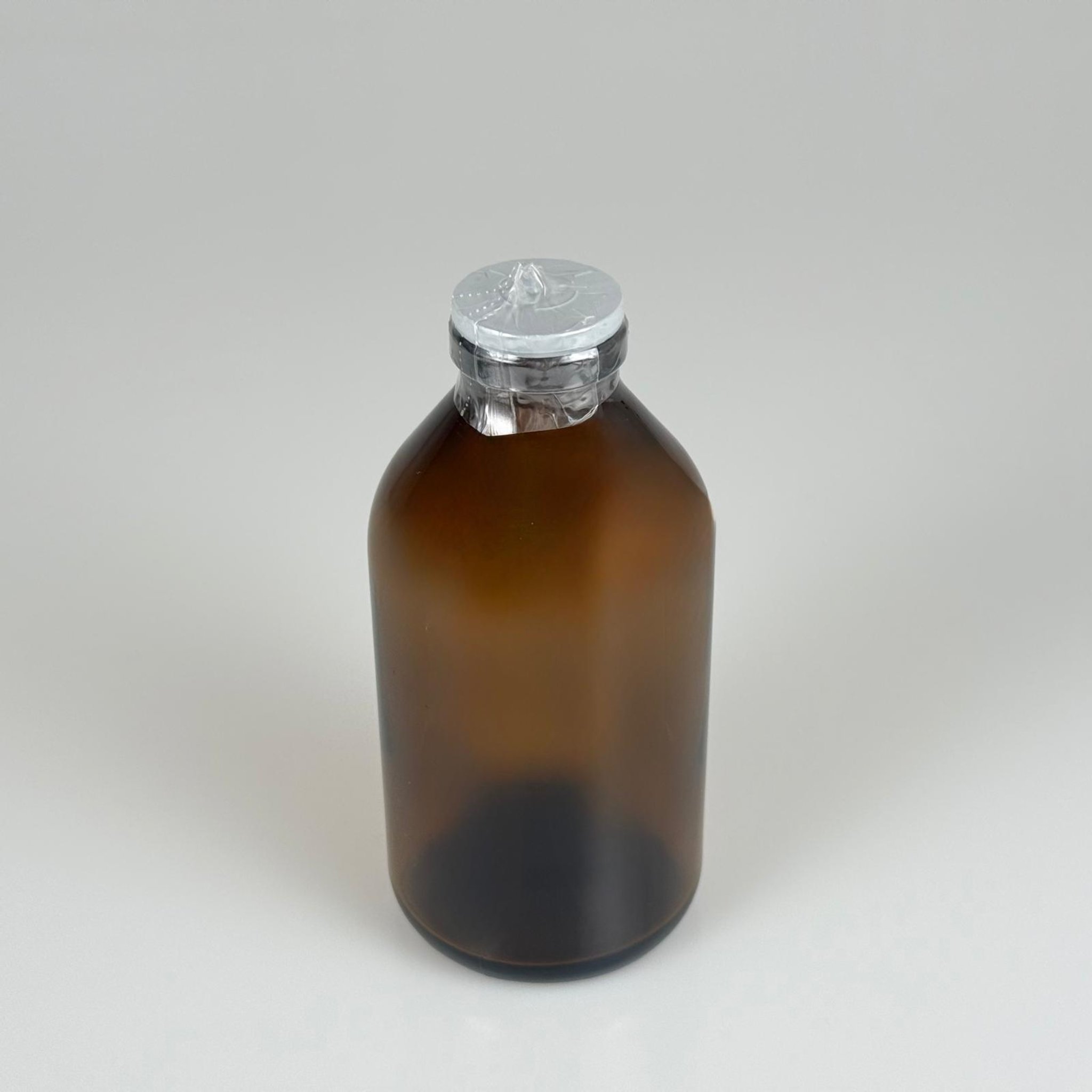 250 CC AMBER KAHVERENGİ SERUM ŞİŞE + KAUÇUK BUTİL TAPA (32 AĞIZ) + EMNİYET BANDI (ISI TABANCASI İLE UYGULANIR) - ENJEKTÖR İLE SIVI ÇEKİLEBİLİR
