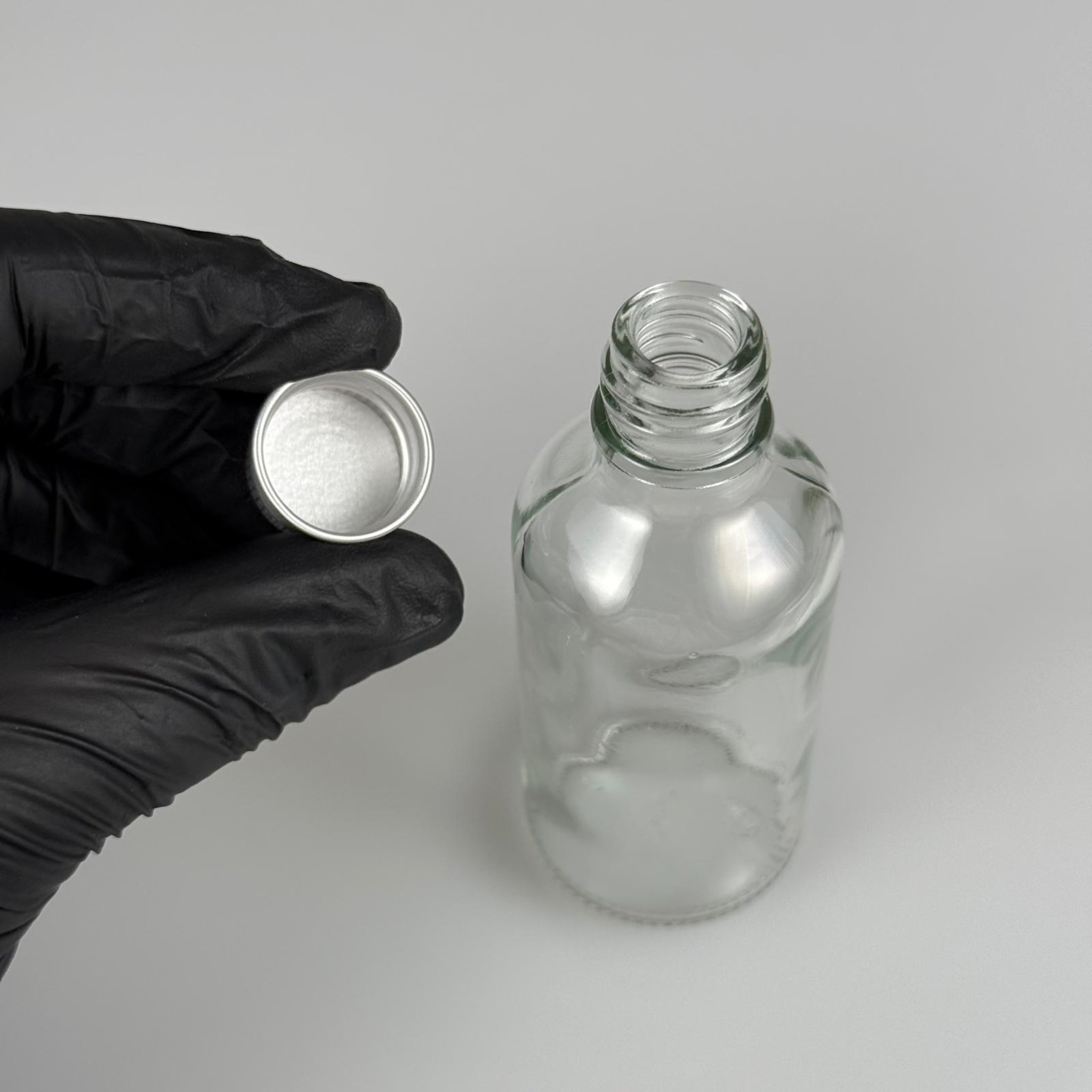 50 CC ŞEFFAF CAM ŞİŞE + KÖPÜK CONTALI GÜMÜŞ ALÜMİNYUM METAL KAPAKLI TAKIM - 50 ML ŞEFFAF CAM ŞİŞE