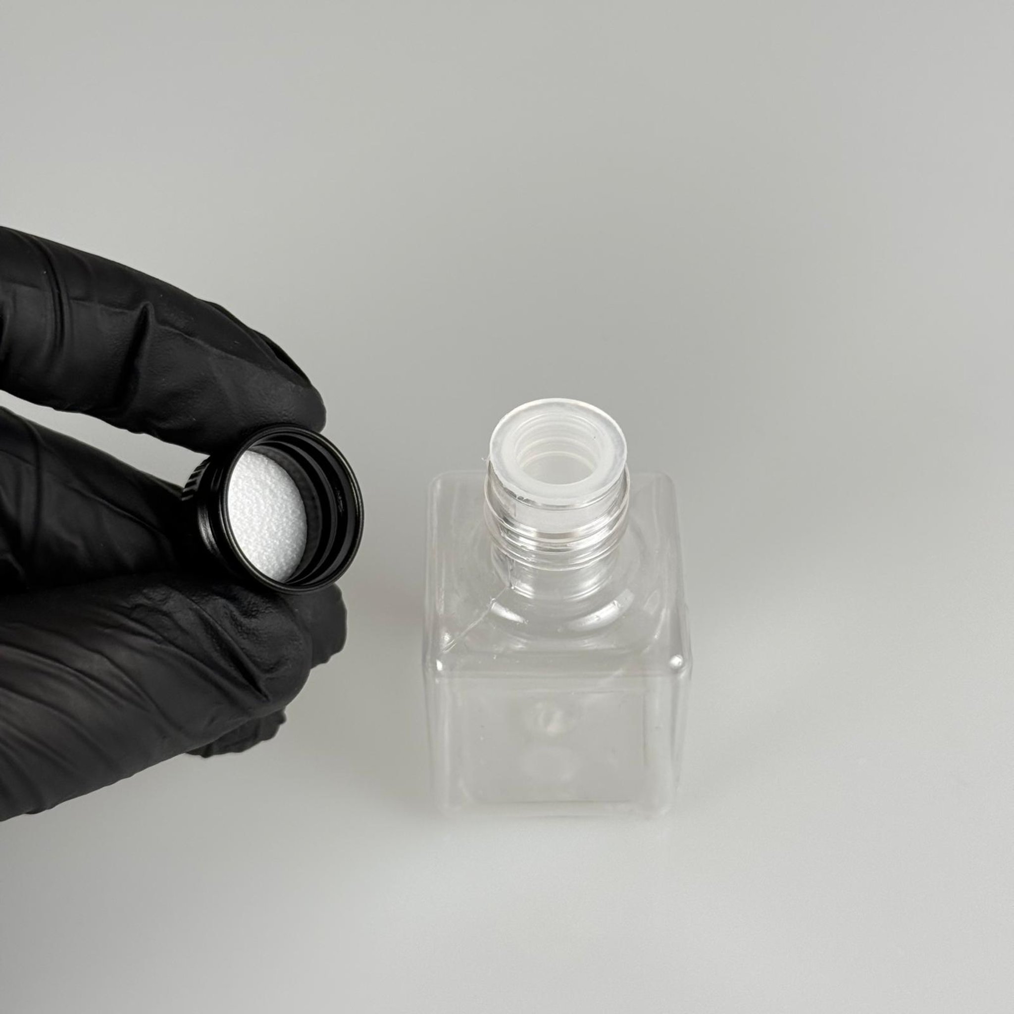 35 CC ŞEFFAF KARE PET ŞİŞE - KÖPÜK CONTALI SİYAH ALÜMİNYUM METAL KAPAKLI + KÖR TIPALI TAKIM - 35 ML ŞEFFAF KARE PET ŞİŞE