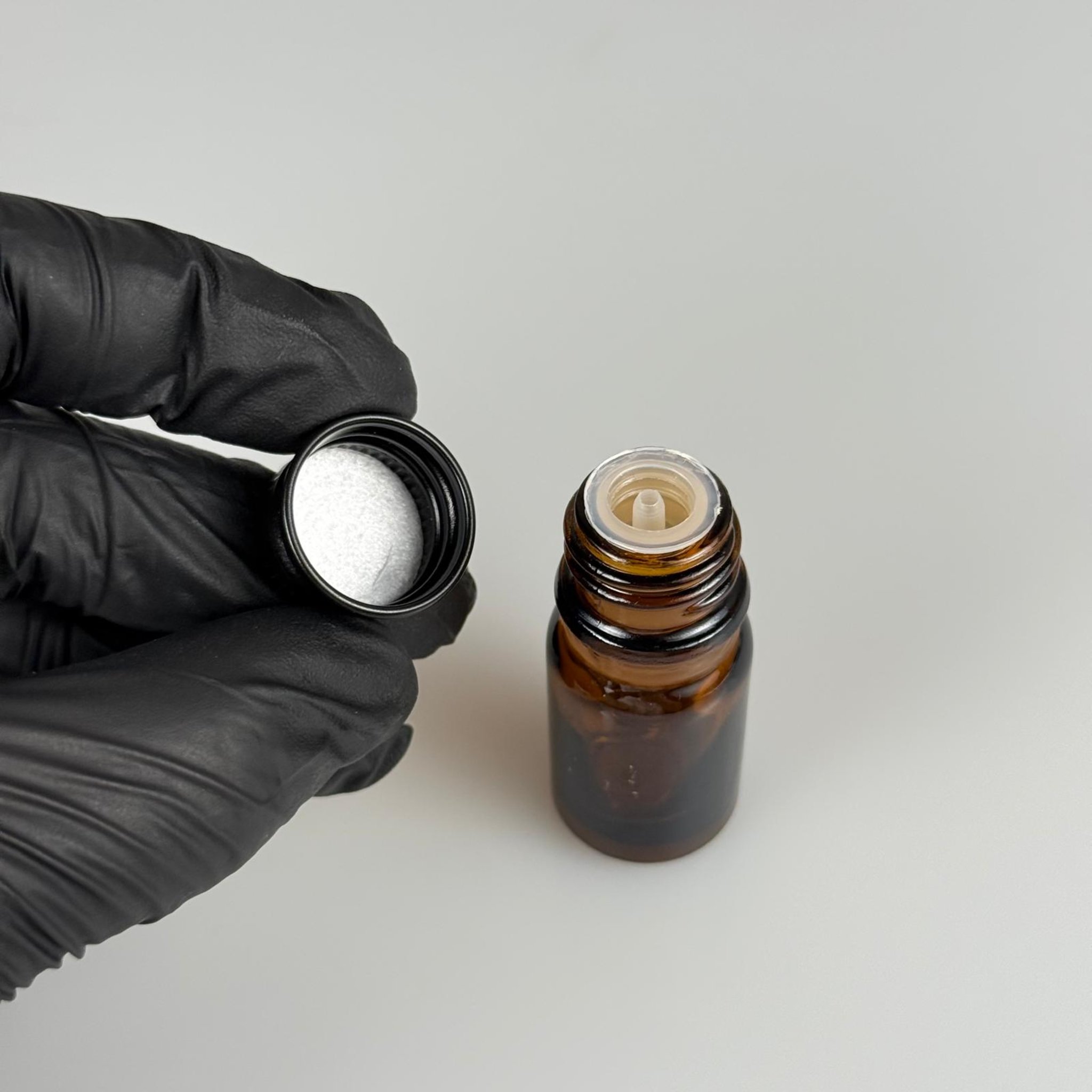 5 CC AMBER CAM ŞİŞE + KÖPÜK CONTALI SİYAH ALÜMİNYUM METAL KAPAKLI + KOLONYA TIPALI TAKIM - 5 ML KAHVERENGİCAM ŞİŞE