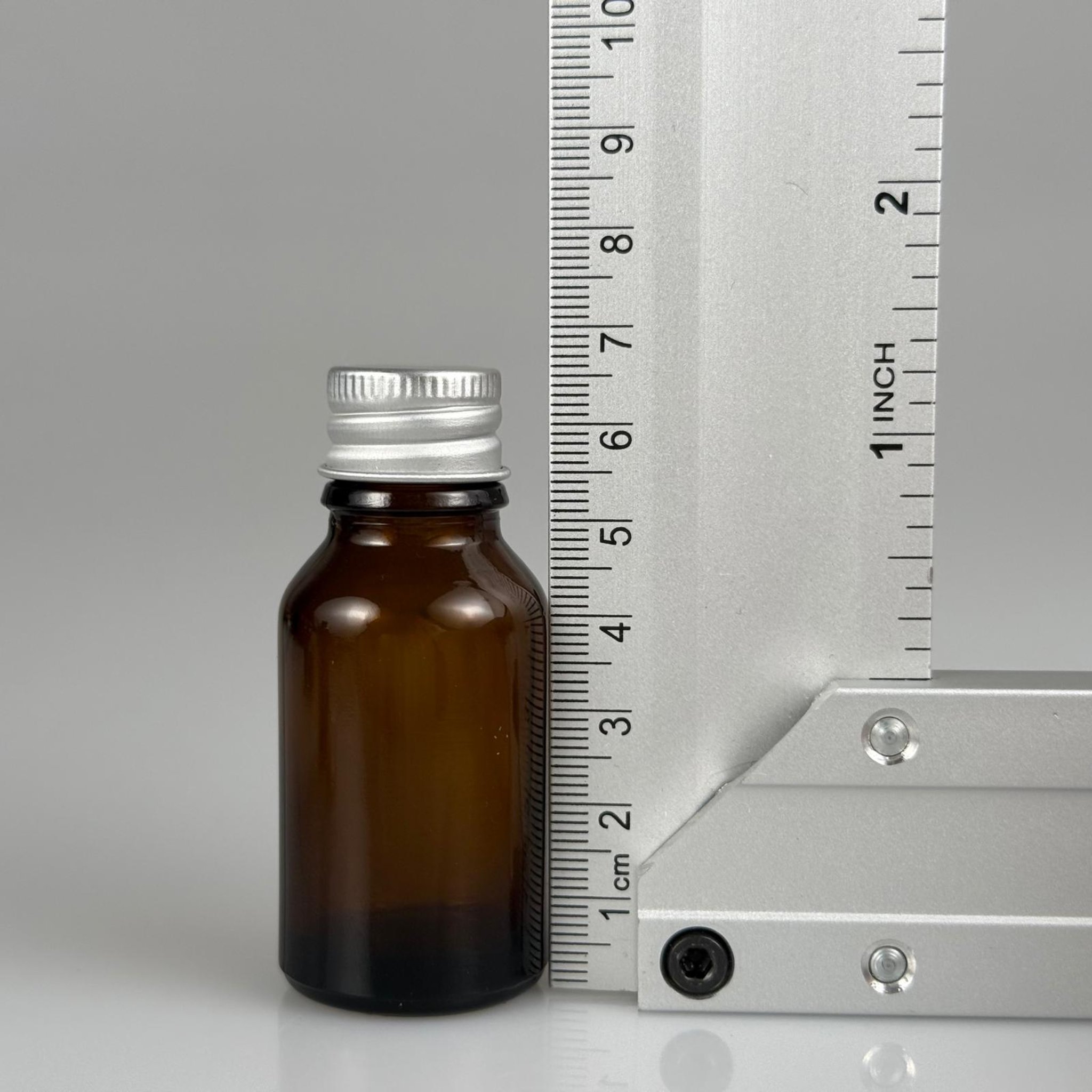 15 CC AMBER CAM ŞİŞE + KÖPÜK CONTALI GÜMÜŞ ALÜMİNYUM METAL KAPAKLI TAKIM - 15 ML KAHVERENGİ CAM ŞİŞE