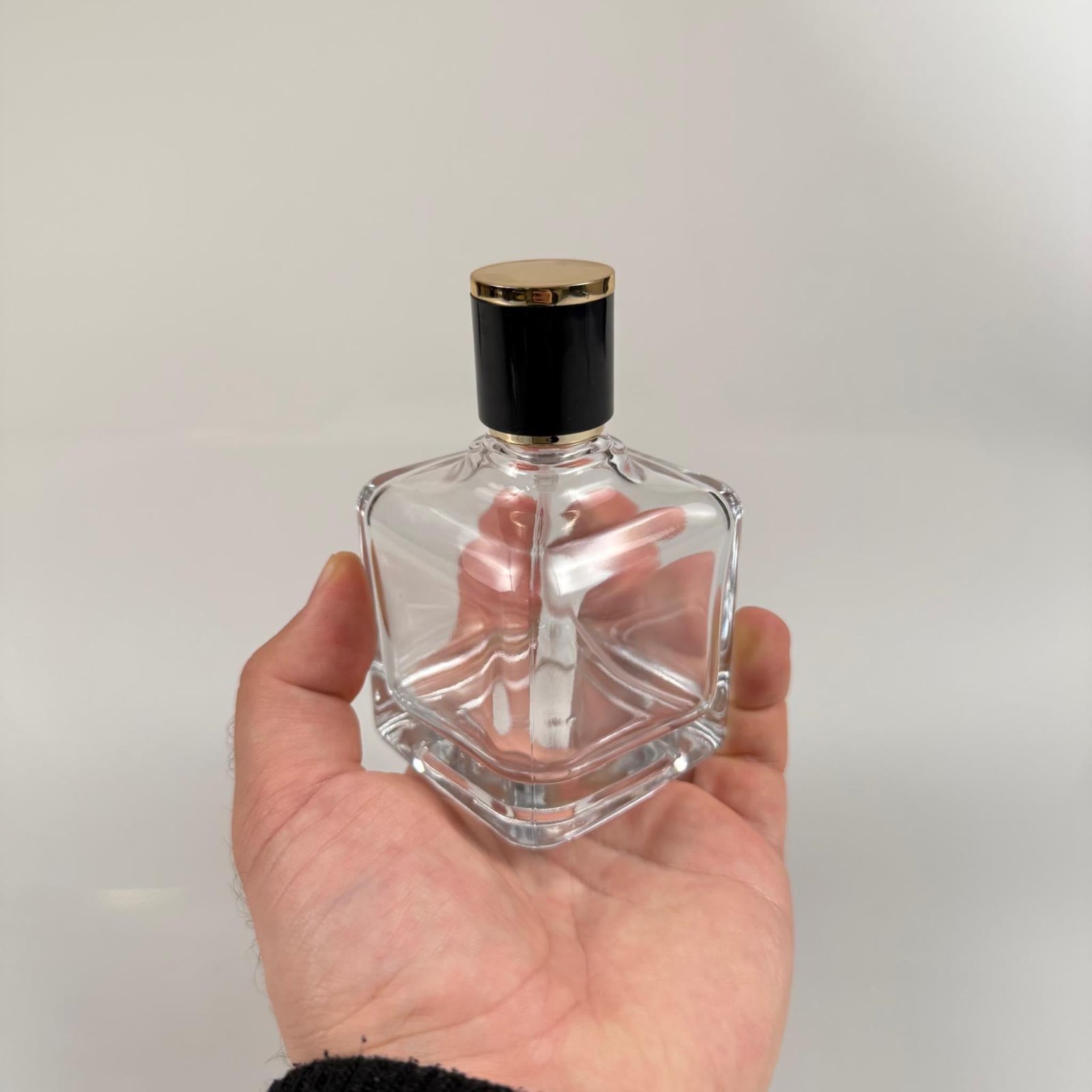 100 ML KARE MODEL LURA PARFÜM ŞİŞESİ - SİYAH METAL SPREYLİ + GOLD SİYAH KAPAKLI (AĞIZ 15 MM GEÇME KOLAY KAPAMA)