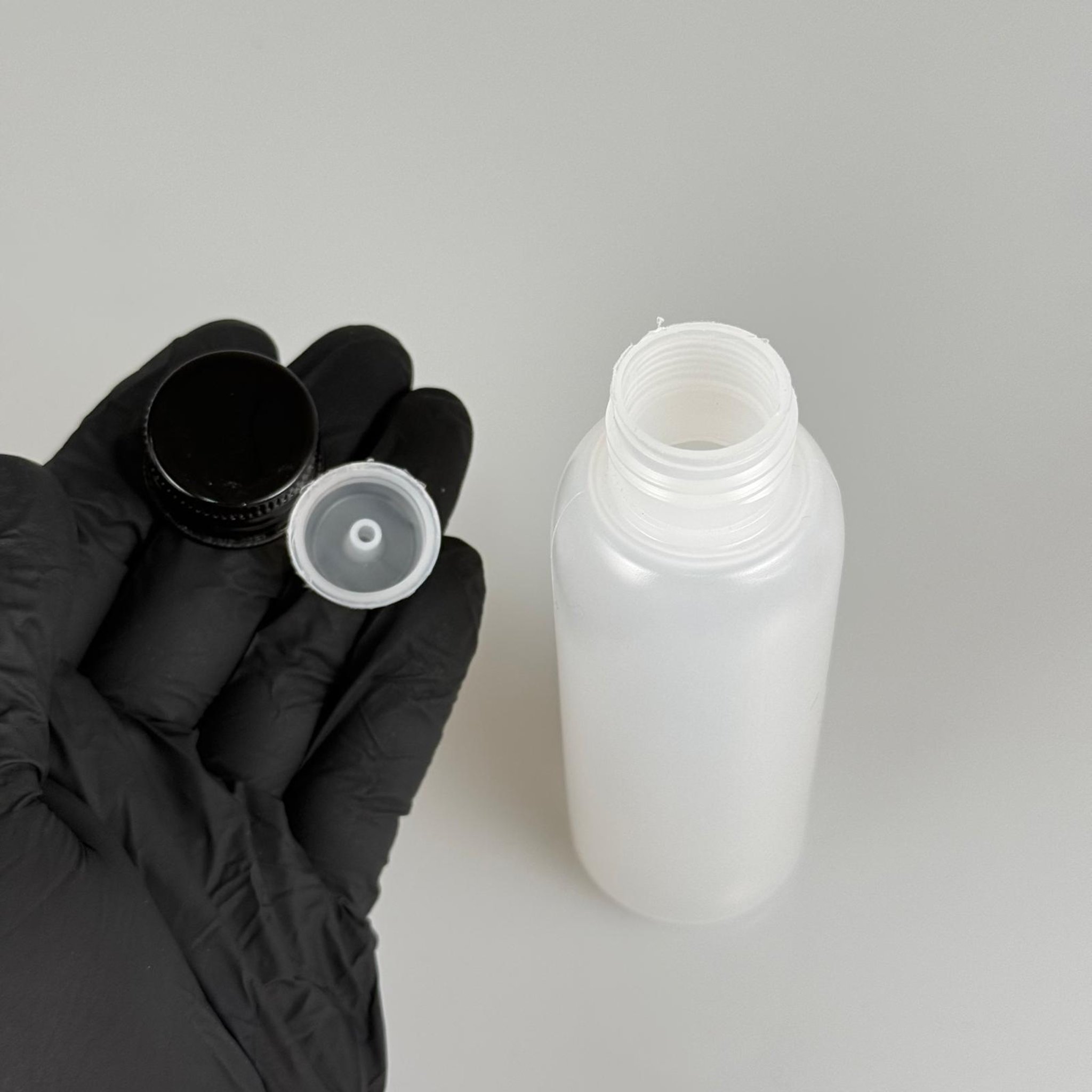 100 ML SIKILABİLİR YUMUŞAK PE POLİETİLEN PLASTİK ASETON ŞİŞESİ ( 24 AĞIZ ) + KÖPÜK CONTALI SİYAH METAL ALÜMİNYUM KAPAKLI + KOLONYA TIPALI TAKIM - 100 cc sos, yağ, kartuş, mürekkep vb için boş şişeler
