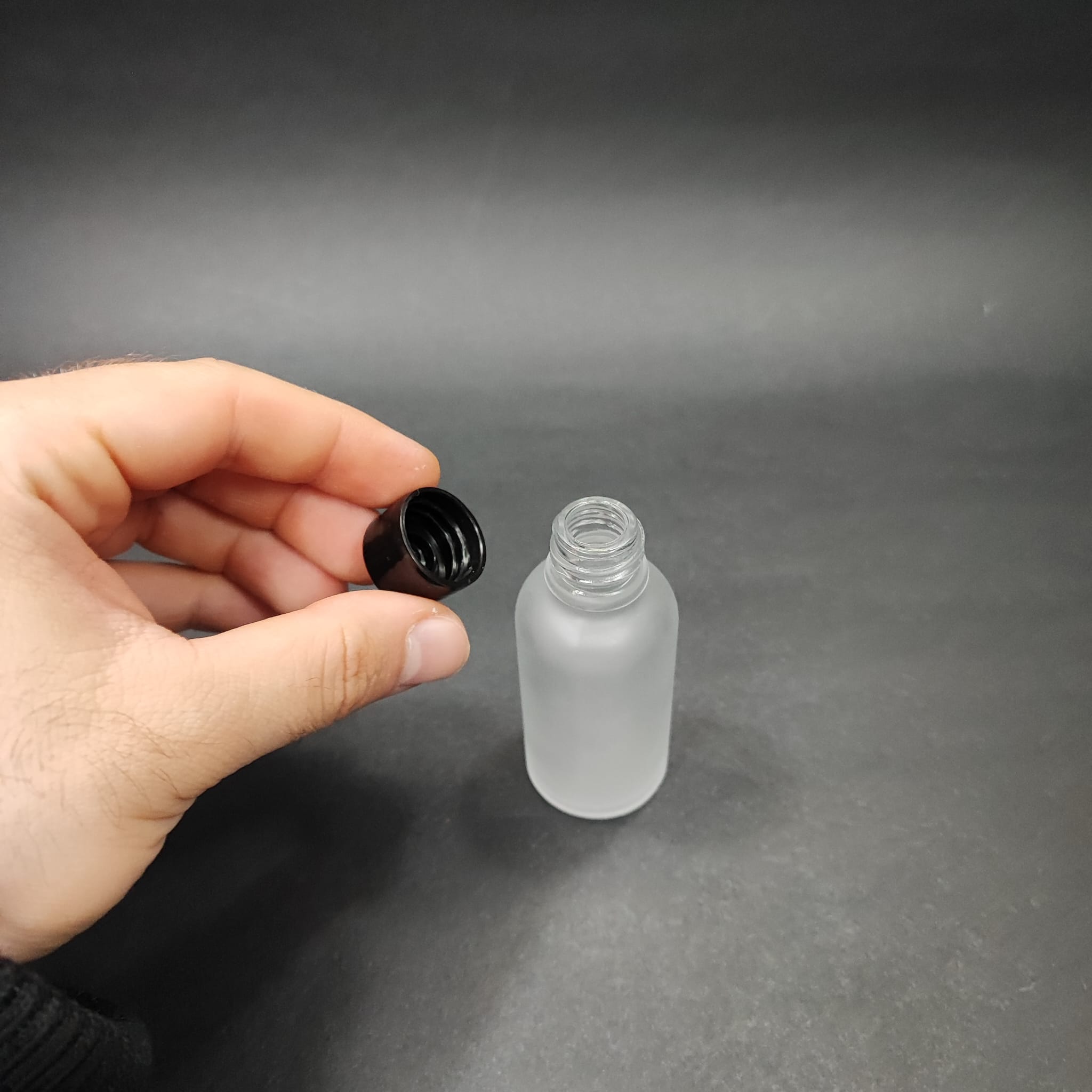 30 CC BUZLU CAM ŞİŞE + KENDİNDEN CONTALI SIZDIRMAZ SİYAH KAPAK - 30 ML KAPAKLI CAM ŞİŞE