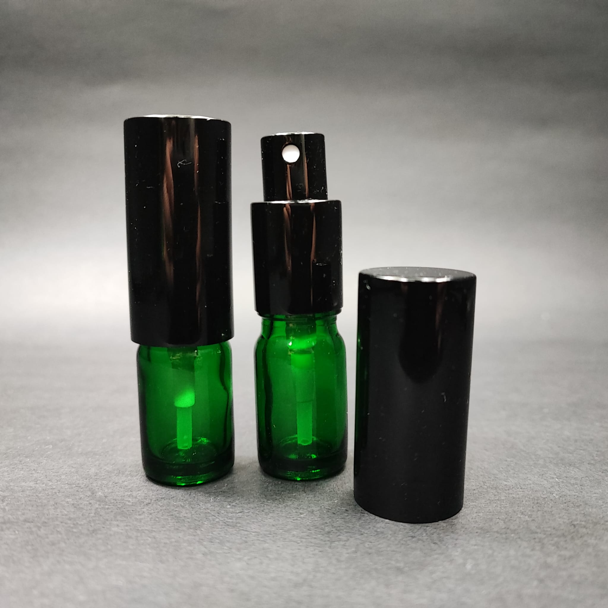 5 ML LÜKS VİDALI VALF ÇEVİRME PARFÜM ŞİŞELERİ - 5 CC YEŞİL CAM ŞİŞE - SİYAH METAL SPREYLİ KAPAKLI SET