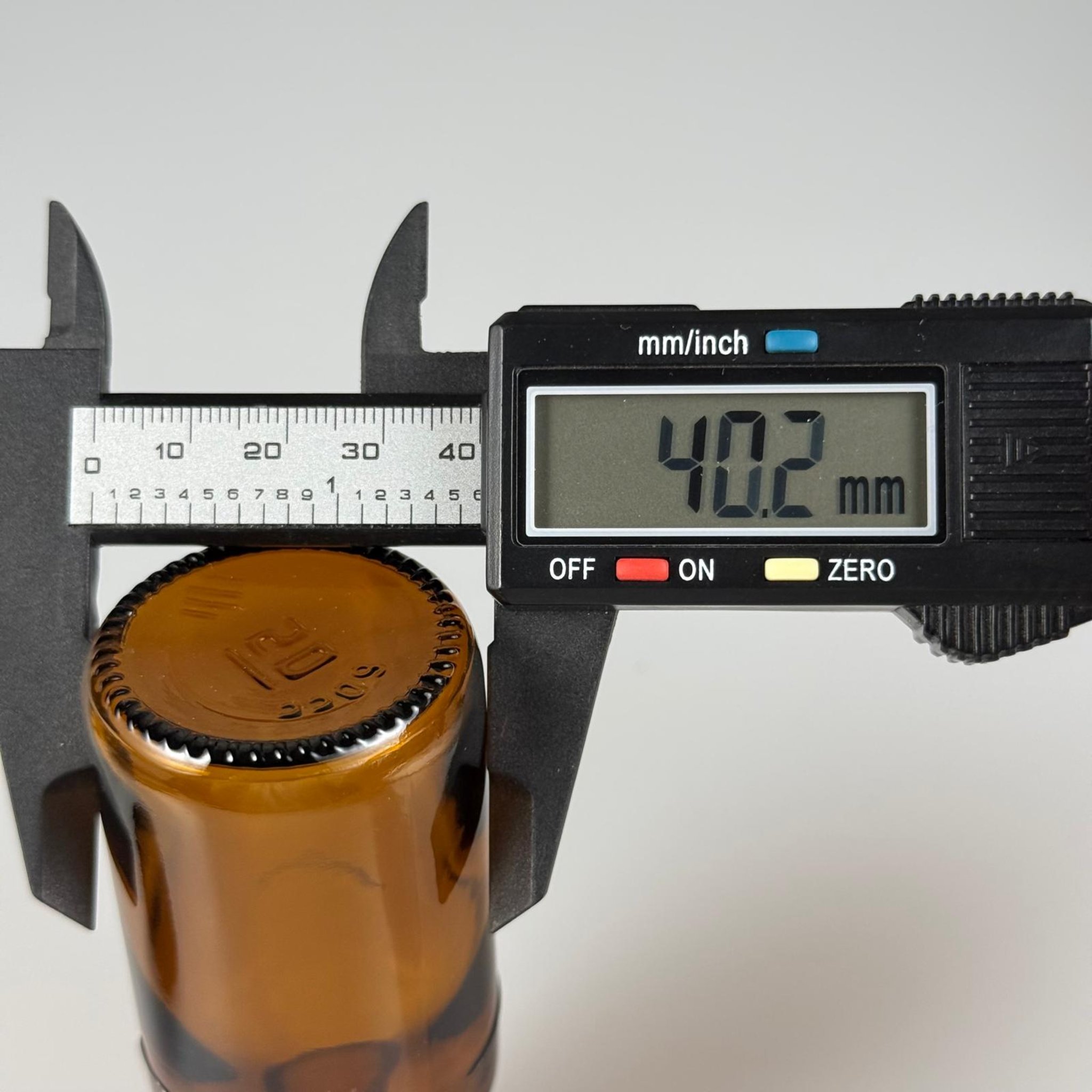 60 CC AMBER CAM ŞİŞE + SİYAH PLASTİK KAPAK + 15 ML ÖLÇEK TAKIM - 60 ML KAHVERENGİ BOŞ ŞURUP ŞİŞESİ (AĞIZ ÇAPI 25 MM)