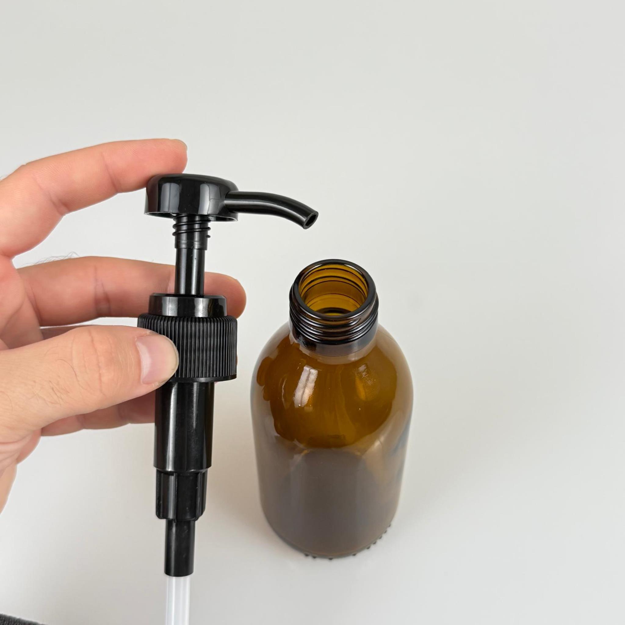 200 CC AMBER CAM ŞİŞE - SİYAH DOZAJ POMPALI (HER BASMADA 4 CC SIVI ATAR)  - 200 ML POMPALI ŞİŞE - ŞURUP, ŞAMPUAN, KREM GİBİ YOĞUN KIVAMLI SIVILARDA KULLANILIR
