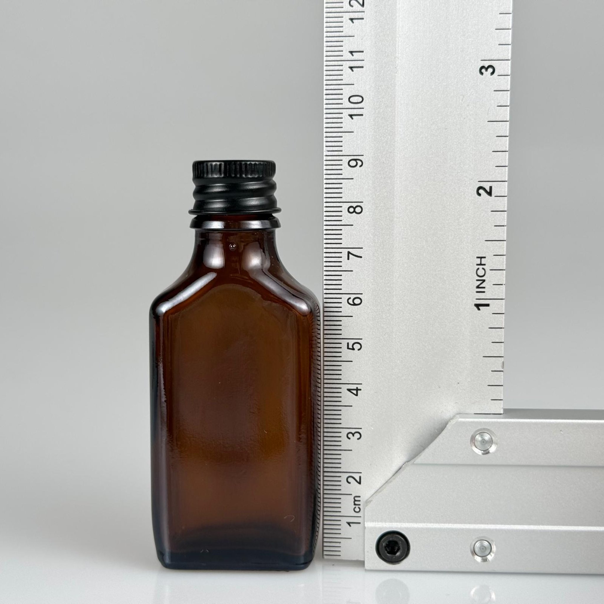 30 CC AMBER YASSI CAM ŞİŞE + SİYAH ALÜMİNYUM METAL KAPAKLI TAKIM - 30 ML KAHVERENGİ CAM ŞİŞE