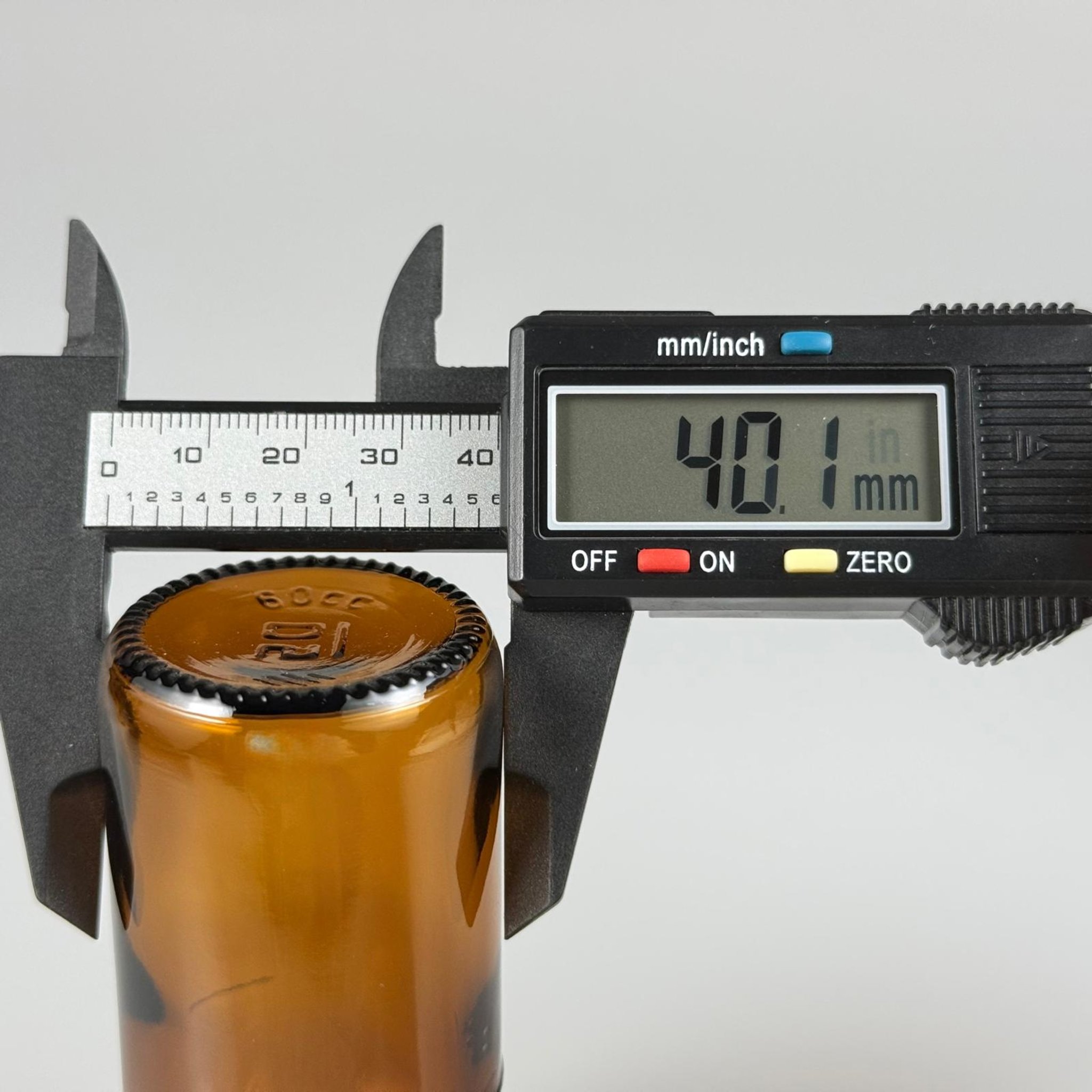 60 CC AMBER CAM ŞİŞE + BEYAZ KİLİTLİ KAPAK + 15 ML ÖLÇEK TAKIM - 60 ML KAHVERENGİ BOŞ ŞURUP ŞİŞESİ (AĞIZ ÇAPI 25 MM)