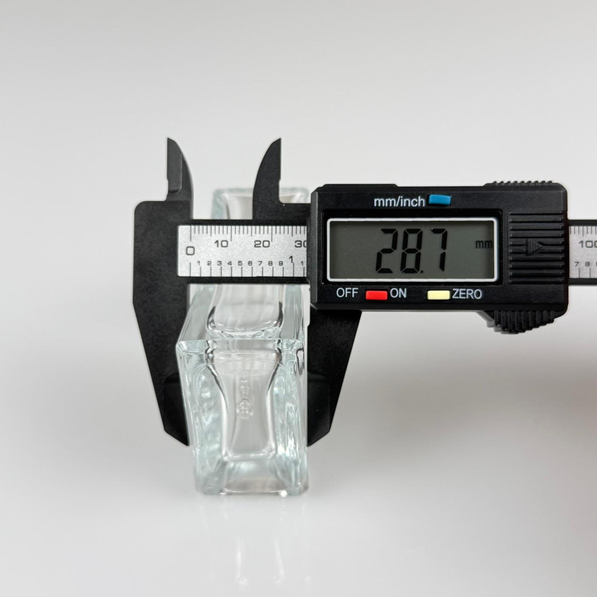 50 CC YASSI DİKDÖRTGEN KÖŞELİ CAM DAMLALIKLI ŞİŞE - BEYAZ EMZİK - GÜMÜŞ METALİK KAPAK - 50 ML CAM DAMLALIKLI ŞİŞE - DAMLALIKLI BOŞ ŞİŞE