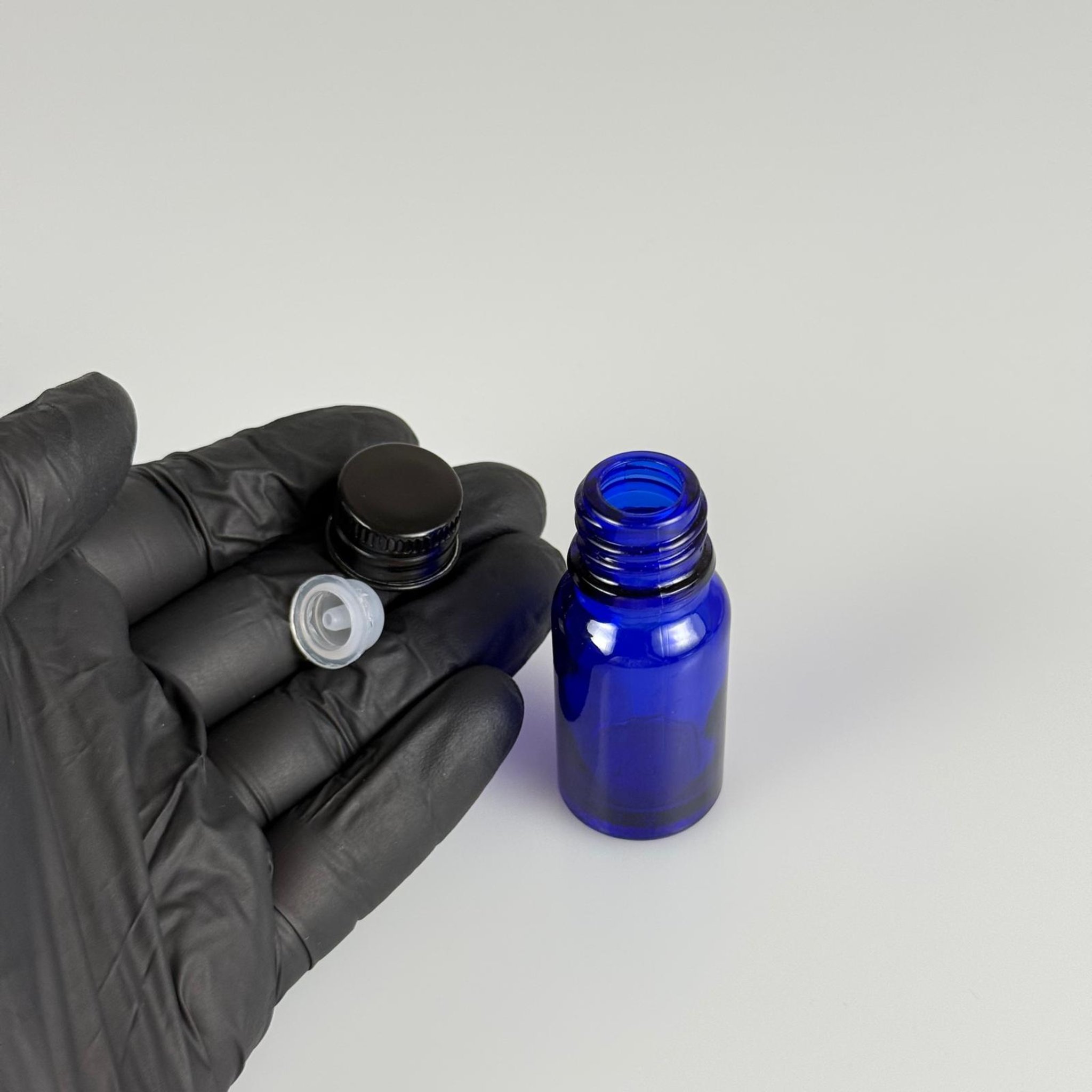 10 CC MAVİ CAM ŞİŞE + KÖPÜK CONTALI SİYAH ALÜMİNYUM METAL KAPAKLI + DAMLALIKLI KOLONYA TIPALI TAKIM - 10 ML MAVİ CAM ŞİŞE