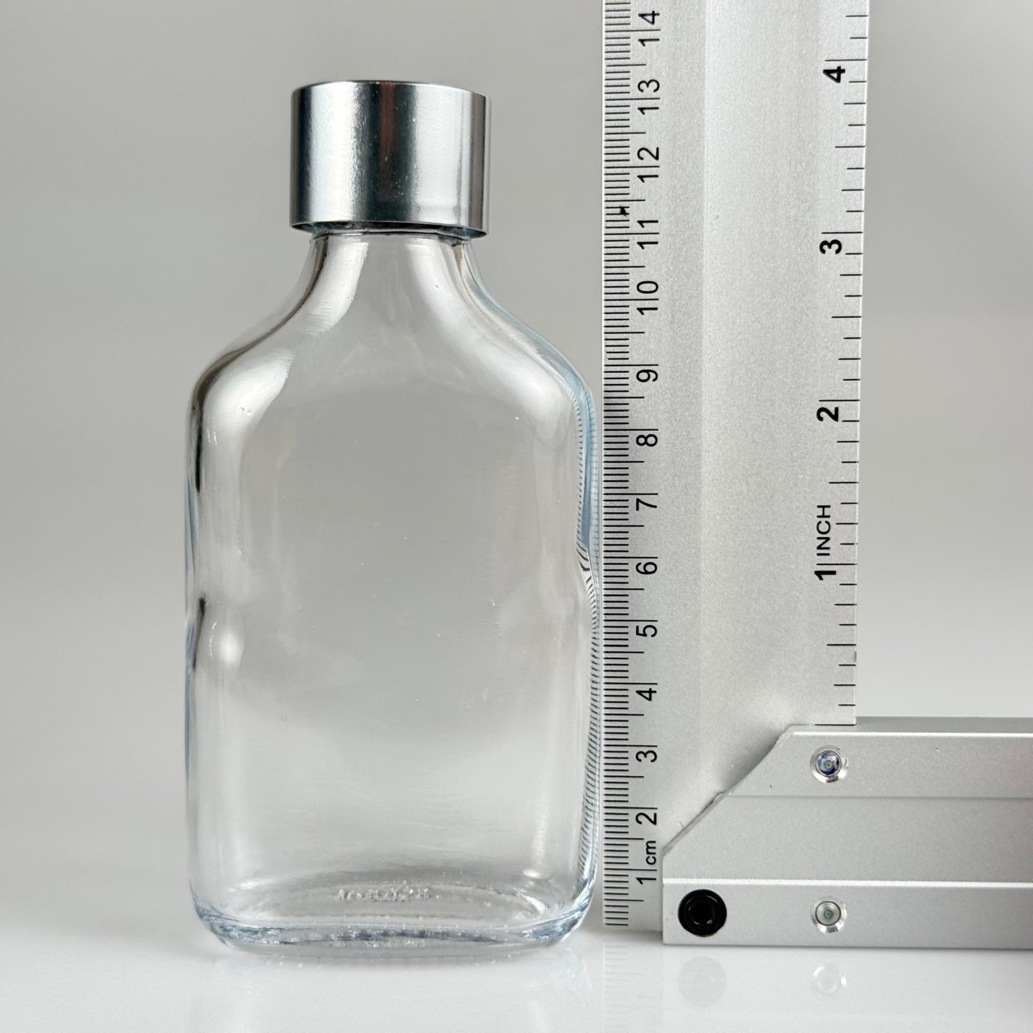 100 CC YASSI CAM ŞİŞE + ALÜMİNYUM KAPLAMA GÜMÜŞ KAPAKLI + DAMLALIKLKI KOLONYA TIPALI TAKIM -  100 ML YASSI CAM ŞİŞE