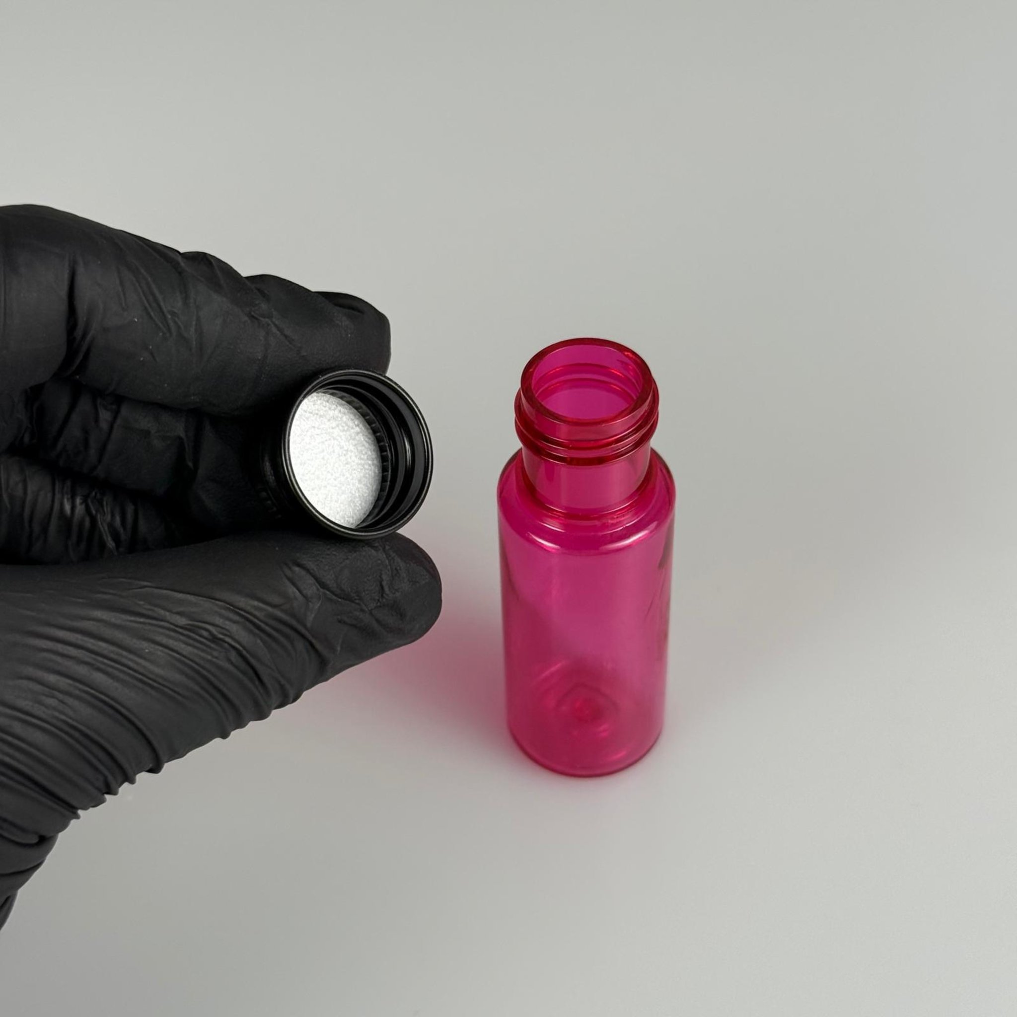 15 CC SİLİNDİR PEMBE PET ŞİŞE + KÖPÜK CONTALI SİYAH ALÜMİNYUM METAL KAPAKLI TAKIML - 15 ML PEMBE PET ŞİŞE