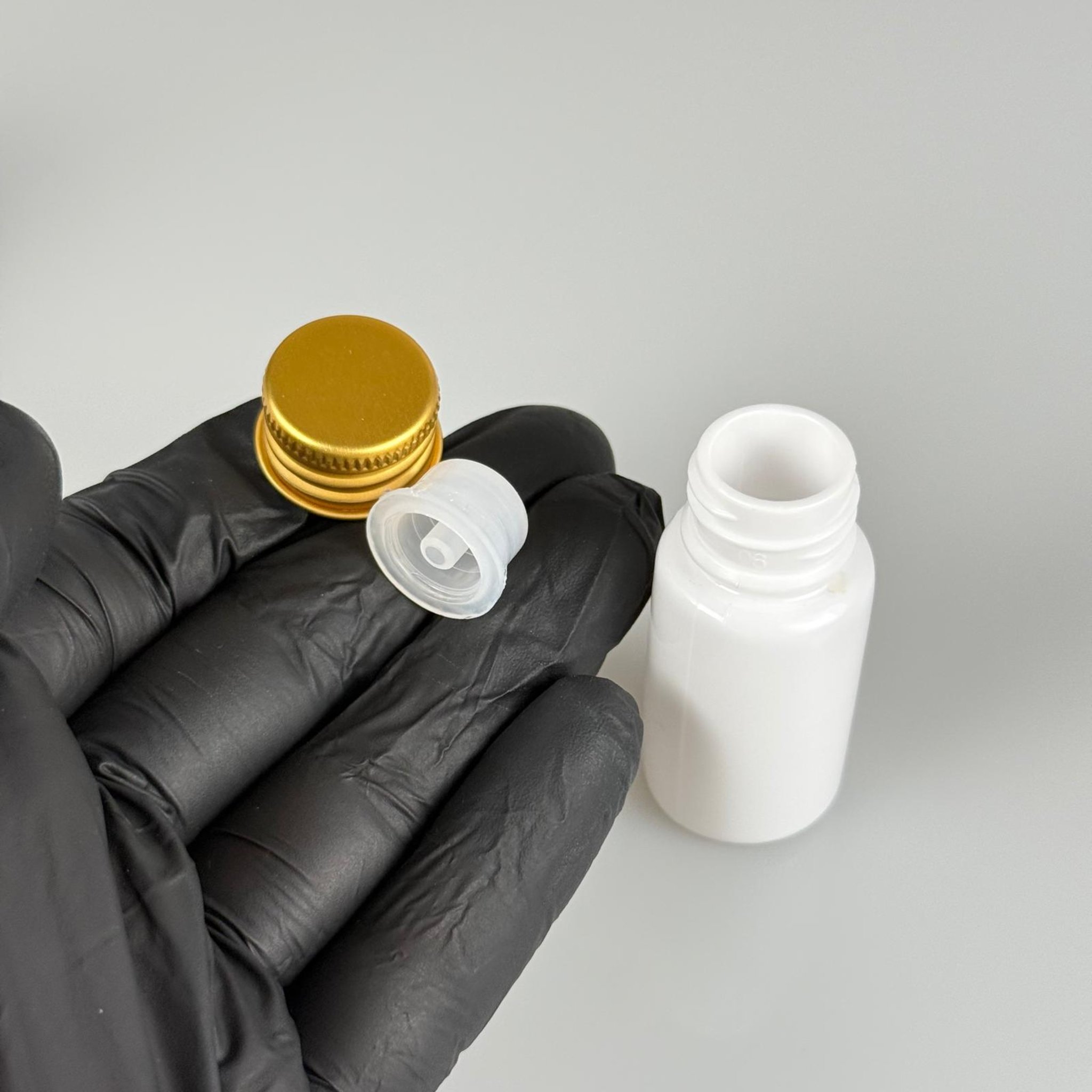 10 CC BEYAZ PET SHOT ŞİŞE - KÖPÜK CONTALI GOLD ALÜMİNYUM METAL KAPAKLI + DAMLALIKLI KOLONYA TIPALI TIPALI TAKIM - 10 ML PLASTİK ŞİŞE