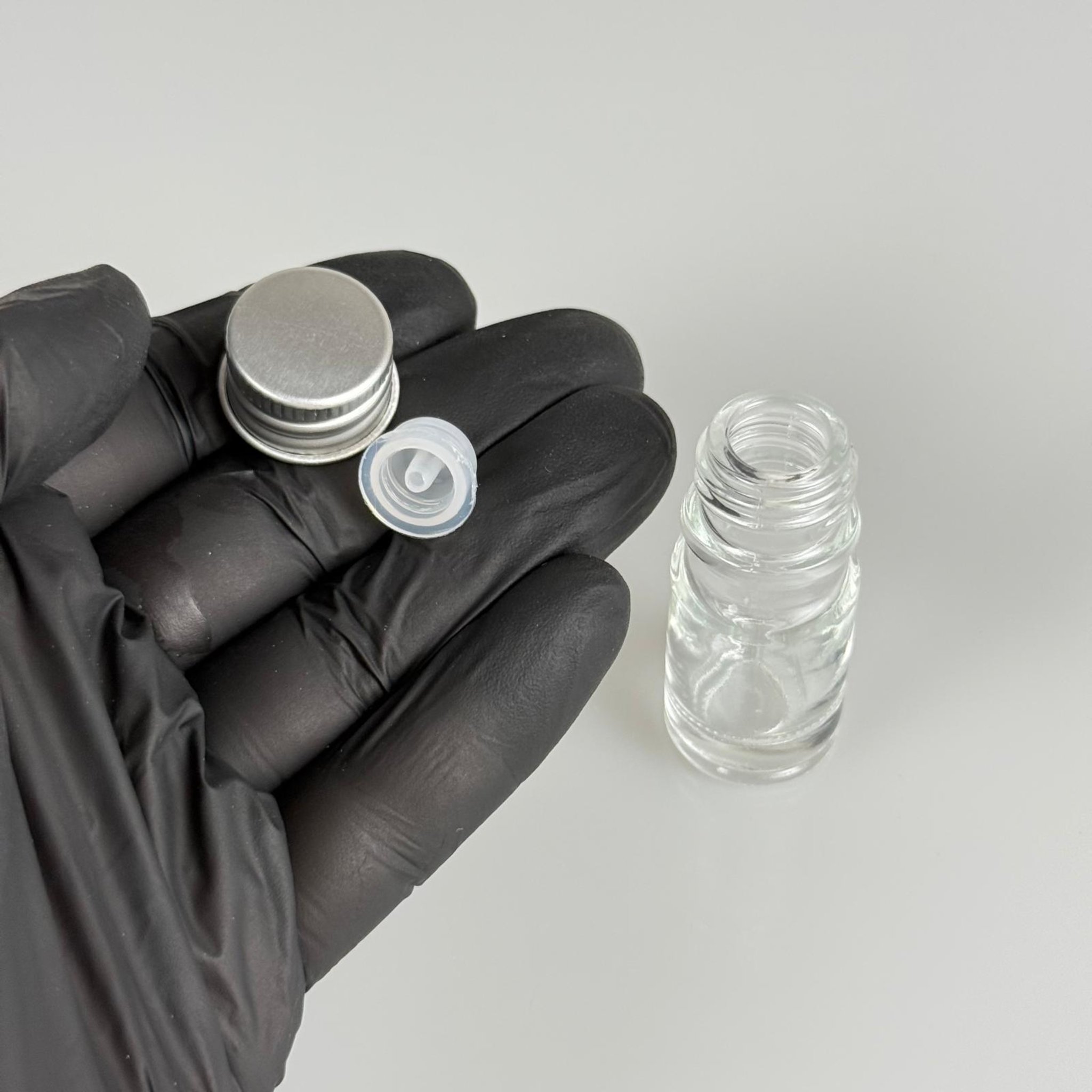 5 CC ŞEFFAF CAM ŞİŞE + KÖPÜK CONTALI GÜMÜŞ ALÜMİNYUM METAL KAPAKLI + DAMLALIKLI KOLONYA TIPALI TAKIM - 5 ML YEŞİL CAM ŞİŞE