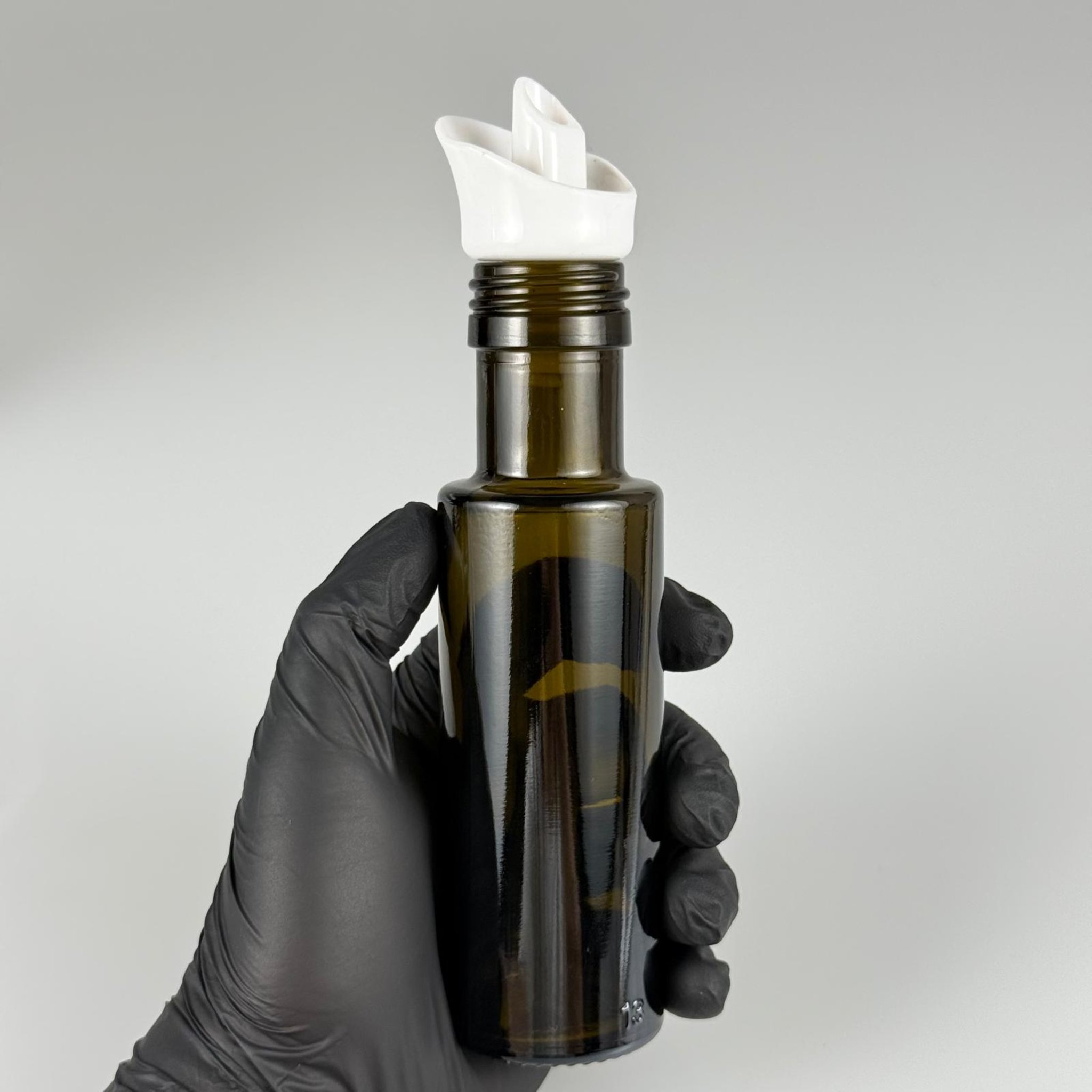 100 CC DORİKA CAM ŞİŞE KOYU YEŞİL (31 MM AĞIZ) - AKITICI BEYAZ YAĞDANLIK TIPALI - 100 ML SİLİNDİR DORİCA YAĞ VE SOS ŞİŞELERİ