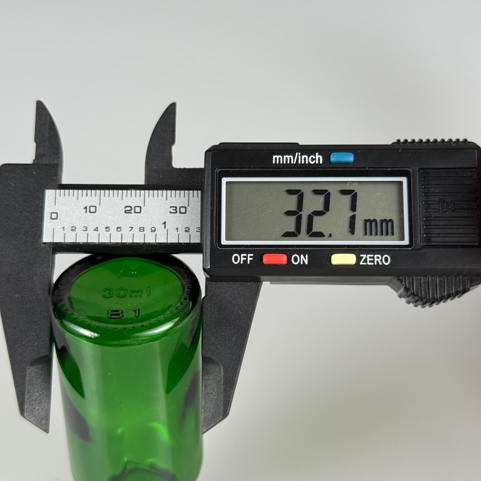 30 CC YEŞİL CAM ŞİŞE + KÖPÜK CONTALI SİYAH ALÜMİNYUM METAL KAPAKLI + DAMLALIKLI KOLONYA TIPALI TAKIM - 30 ML YEŞİL CAM ŞİŞE