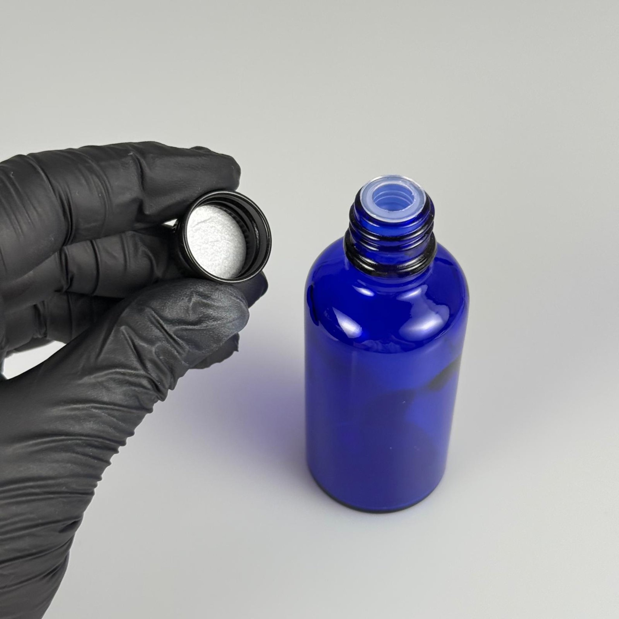 50 CC MAVİ CAM ŞİŞE + KÖPÜK CONTALI SİYAH ALÜMİNYUM METAL KAPAKLI + KÖR TIPALI TAKIM - 50 ML MAVİ CAM ŞİŞE