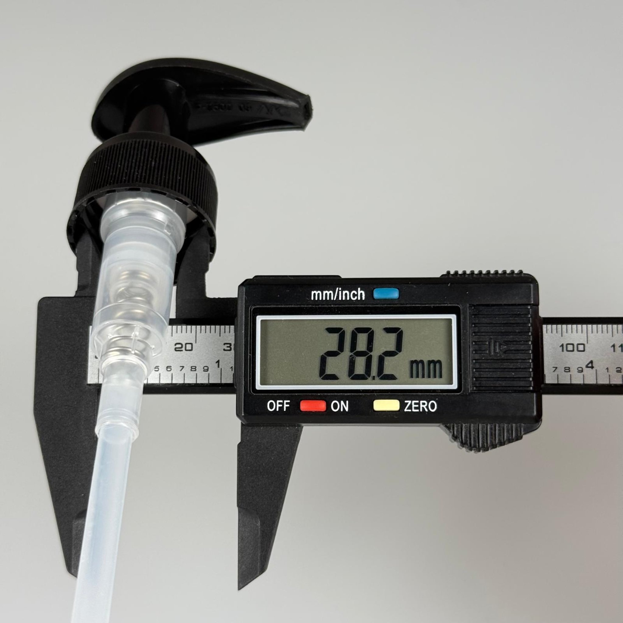 28 MM POMPA SİYAH VİDASIZ KİLİTLİ - TIRTIKLI (500 cc cam şişeler için özel kesilmiş hortum boyu)