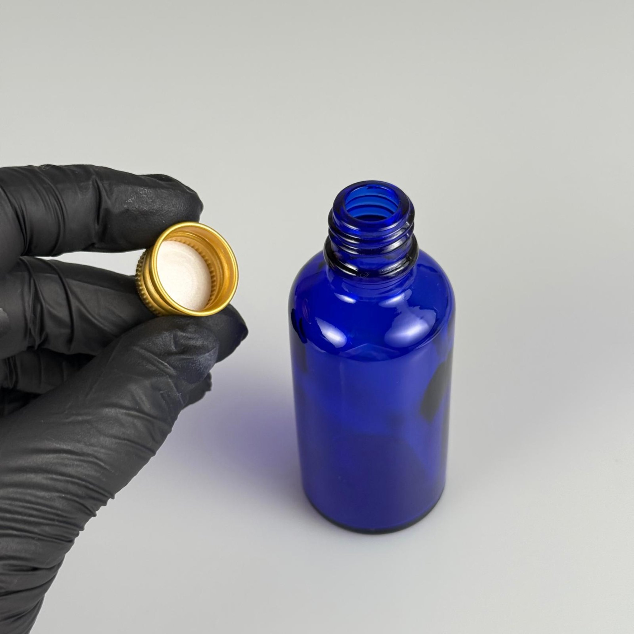 50 CC MAVİ CAM ŞİŞE + KÖPÜK CONTALI GOLD  ALÜMİNYUM METAL KAPAKLI TAKIM - 50 ML MAVİ CAM ŞİŞE