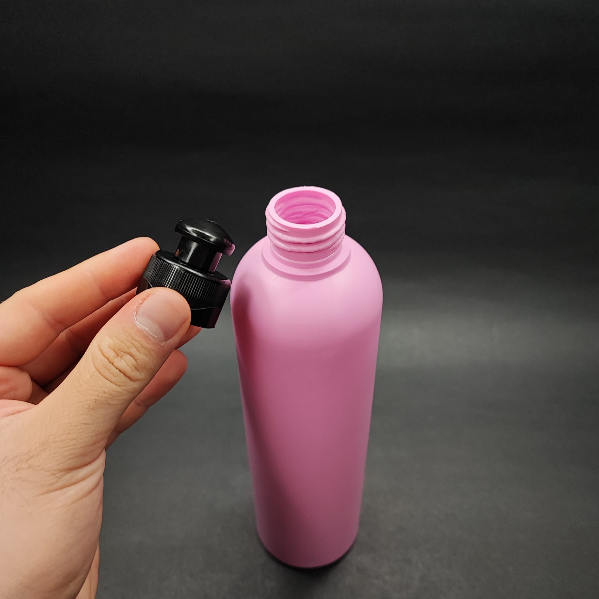 500 CC PEMBE POLİETİLEN PE ŞAMPUAN ŞİŞESİ - SİYAH AKITICILI PUSH PULL KAPAKLI - 500 ML PE ŞAMPUAN ŞİŞESİ