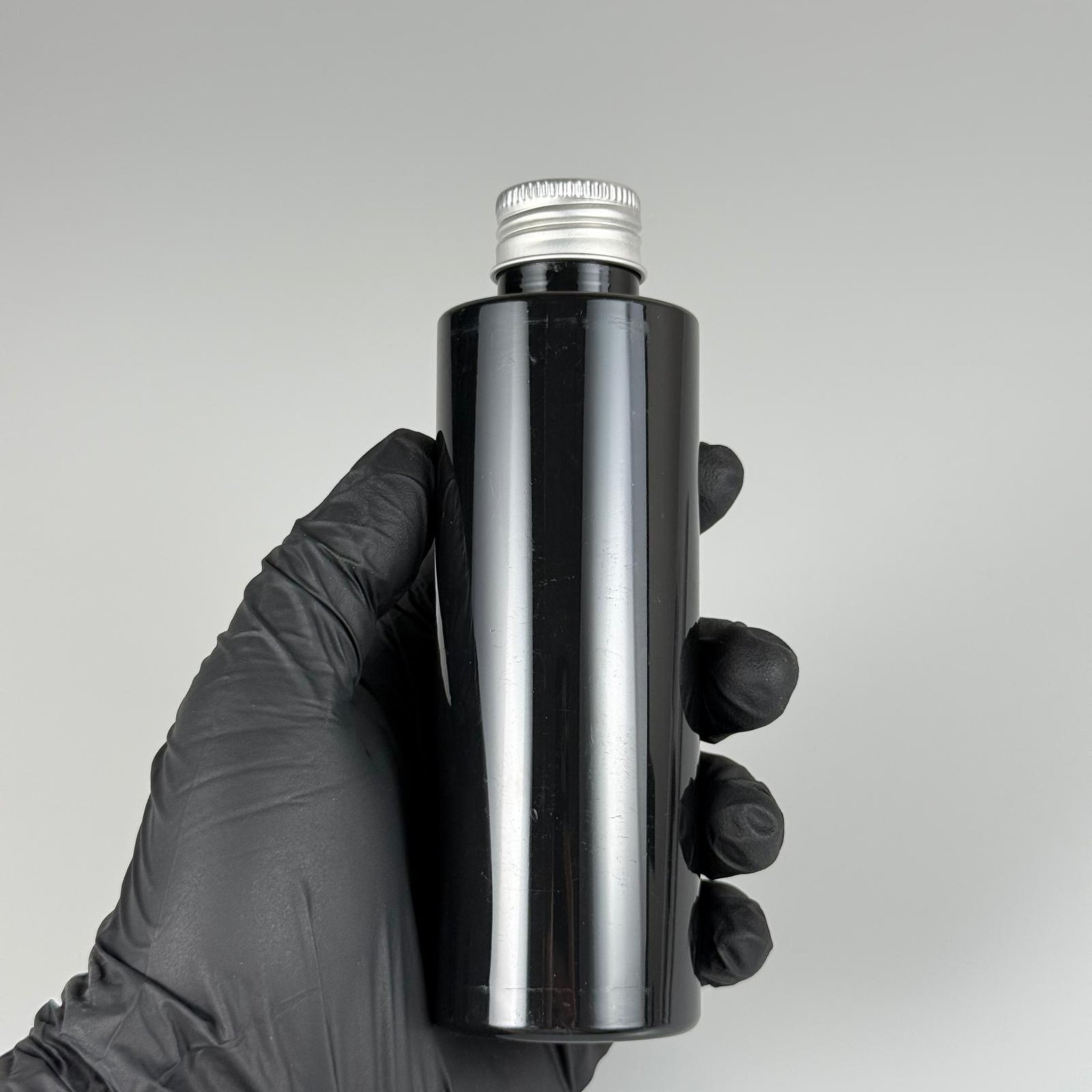 150 CC SİYAH SİLİNDİR MODEL PARLAK SERT PET ŞİŞE (24 AĞIZ) + KÖPÜK CONTALI GÜMÜŞ METAL ALÜMİNYUM KAPAK + KOLONYA TIPALI TAKIM - 150 ML KAPAKLI SİYAH PET ŞİŞELER