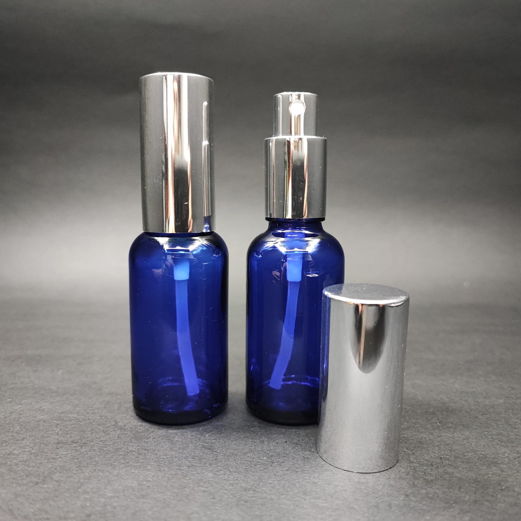 30 ML LÜKS VİDALI VALF ÇEVİRME PARFÜM ŞİŞELERİ - 30 CC MAVİ CAM ŞİŞE - GÜMÜŞ METAL SPREYLİ KAPAKLI SET