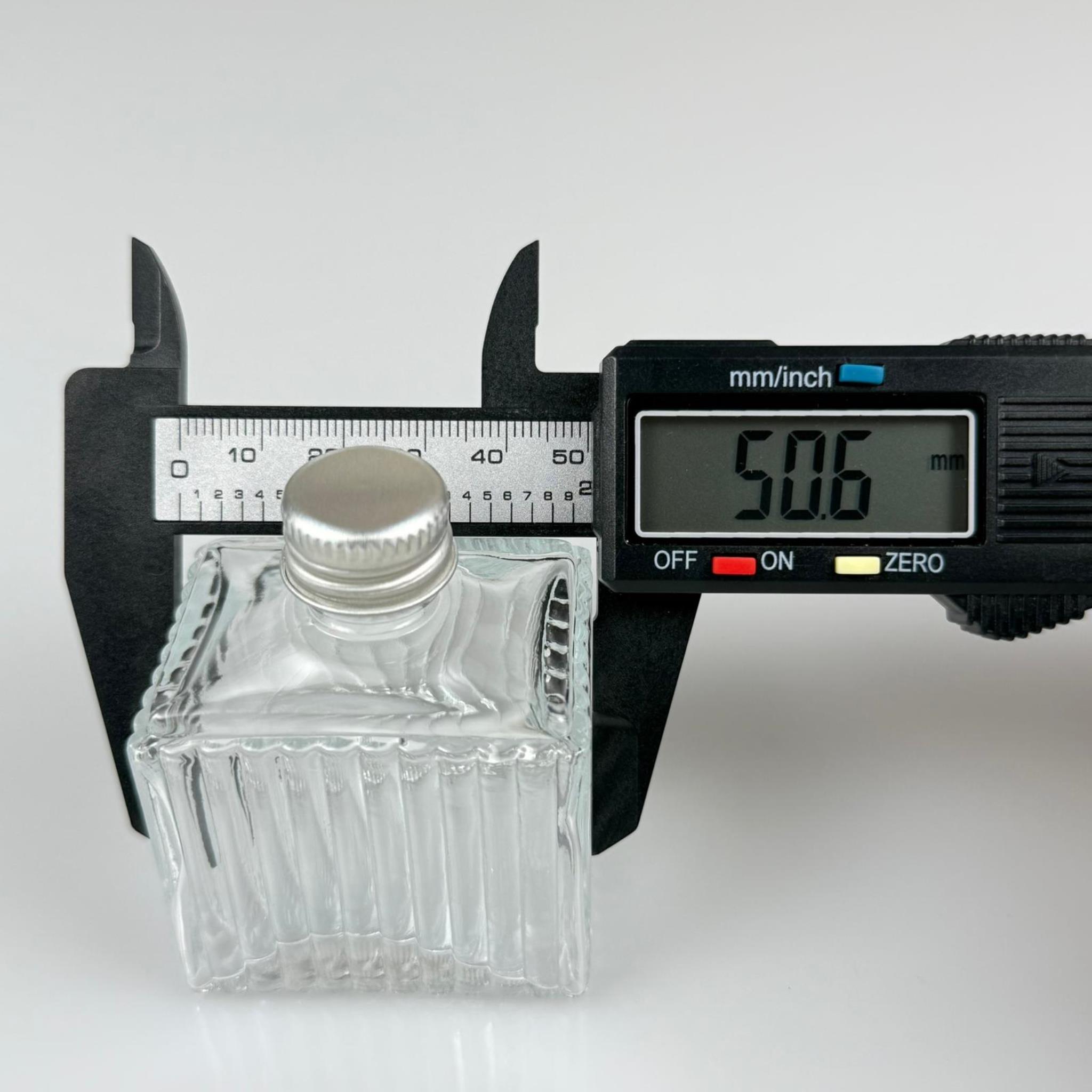 50 CC KÖŞELİ DESENLİ ÇİZGİLİ CAM ŞİŞE - GÜMÜŞ METAL KAPAKLI KOLONYA TIPALI - 50 ML PRESTİJLİ ŞİŞE