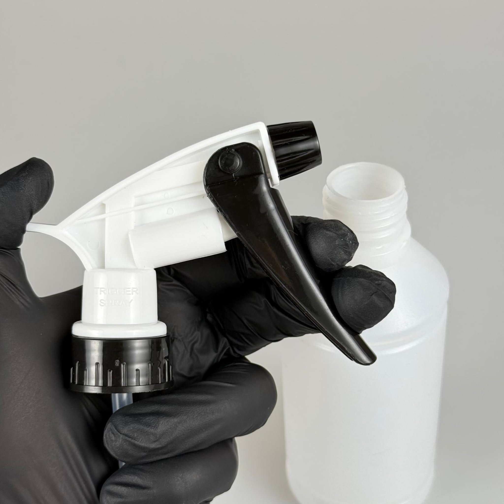 250 CC TİNER ŞİŞESİ - BÜYÜK SİYAH BEYAZ DOZAJLI KİMYASALA DAYANIKLI TRİGER TETİK SPREYLİ - 250 ML KİMYASALA DAYANIKLI PLASTİK ŞİŞE - 0,25 LT POLİETİLEN ŞİŞE - TOMBUL OTO TEMİZLİK ŞİŞESİ