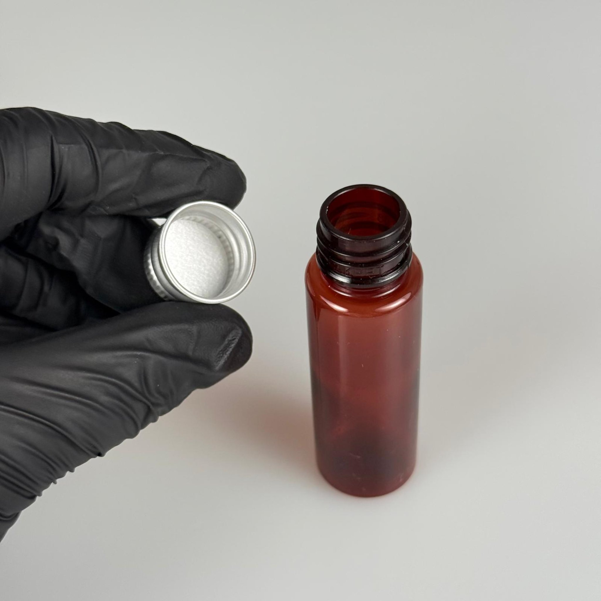 20 CC PET AMBER SHOT ŞİŞE - KÖPÜK CONTALI GÜMÜŞ ALÜMİNYUM METAL KAPAKLI TAKIM - 20 ML KAHVERENGİ PLASTİK ŞİŞE
