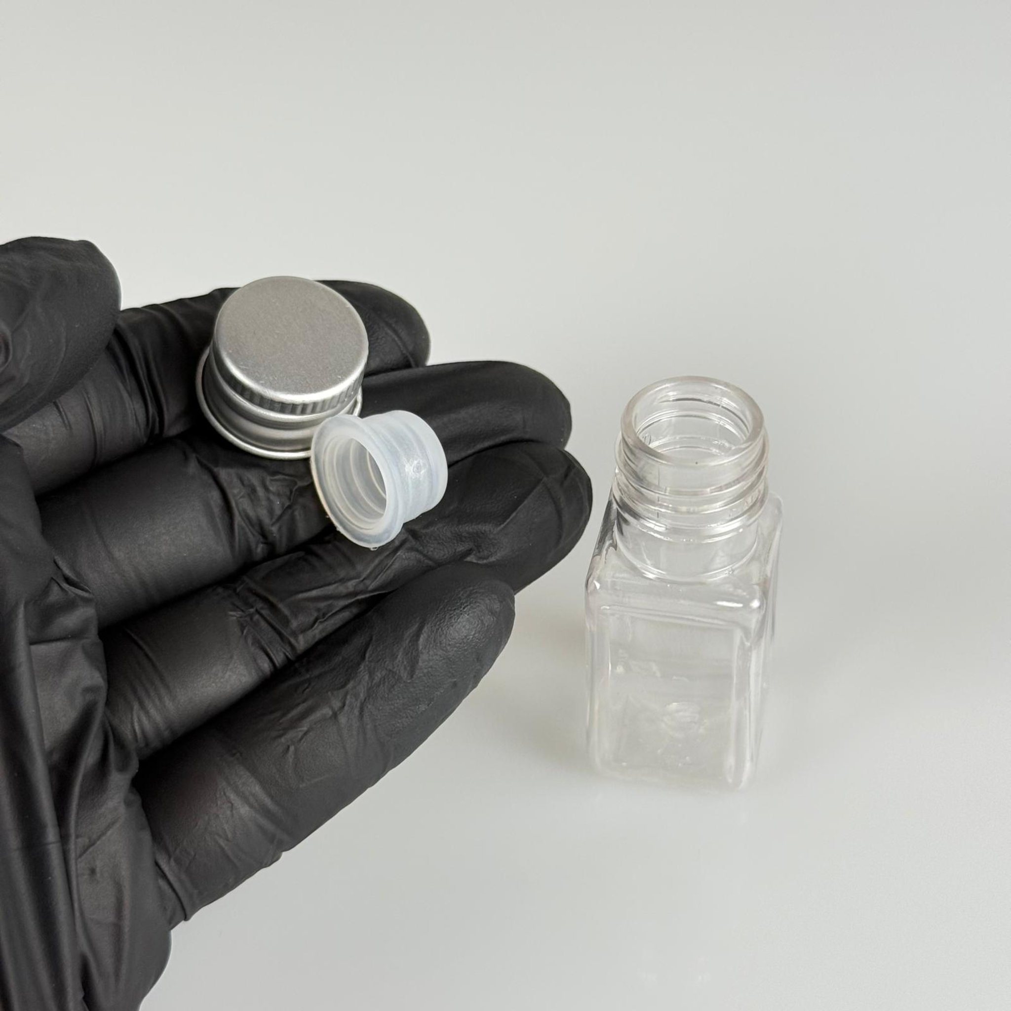 10 CC ŞEFFAF KARE PET SHOT ŞİŞE - KÖPÜK CONTALI GÜMÜŞ ALÜMİNYUM METAL KAPAKLI + KÖR TIPALI TAKIM - 10 ML PLASTİK ŞİŞE