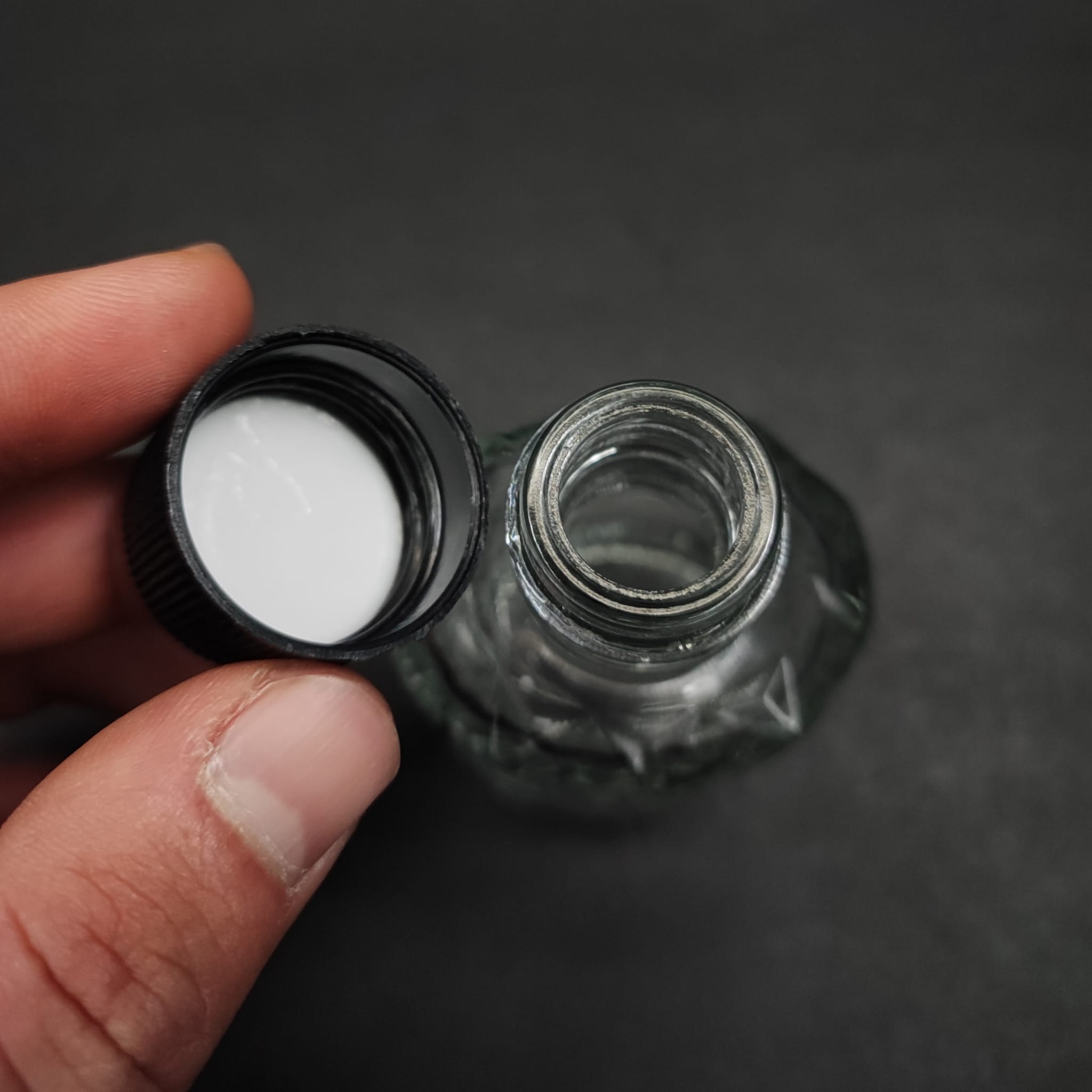 50 CC VELORA CAM ŞİŞE - CONTALI SİYAH KAPAKLI - 50 ML LÜX CAM ŞİŞE