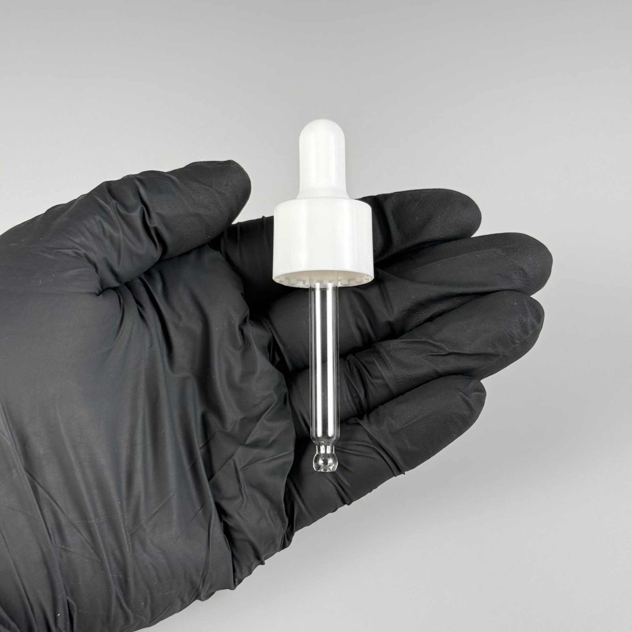 20 MM CAM DAMLALIKLI TAKIM - BEYAZ EMZİK + BEYAZ DELİKLİ PLASTİK KAPAK + 65 MM CAM PİPET - 30 CC OMUZLU SERUM ŞİŞESİ İÇİN
