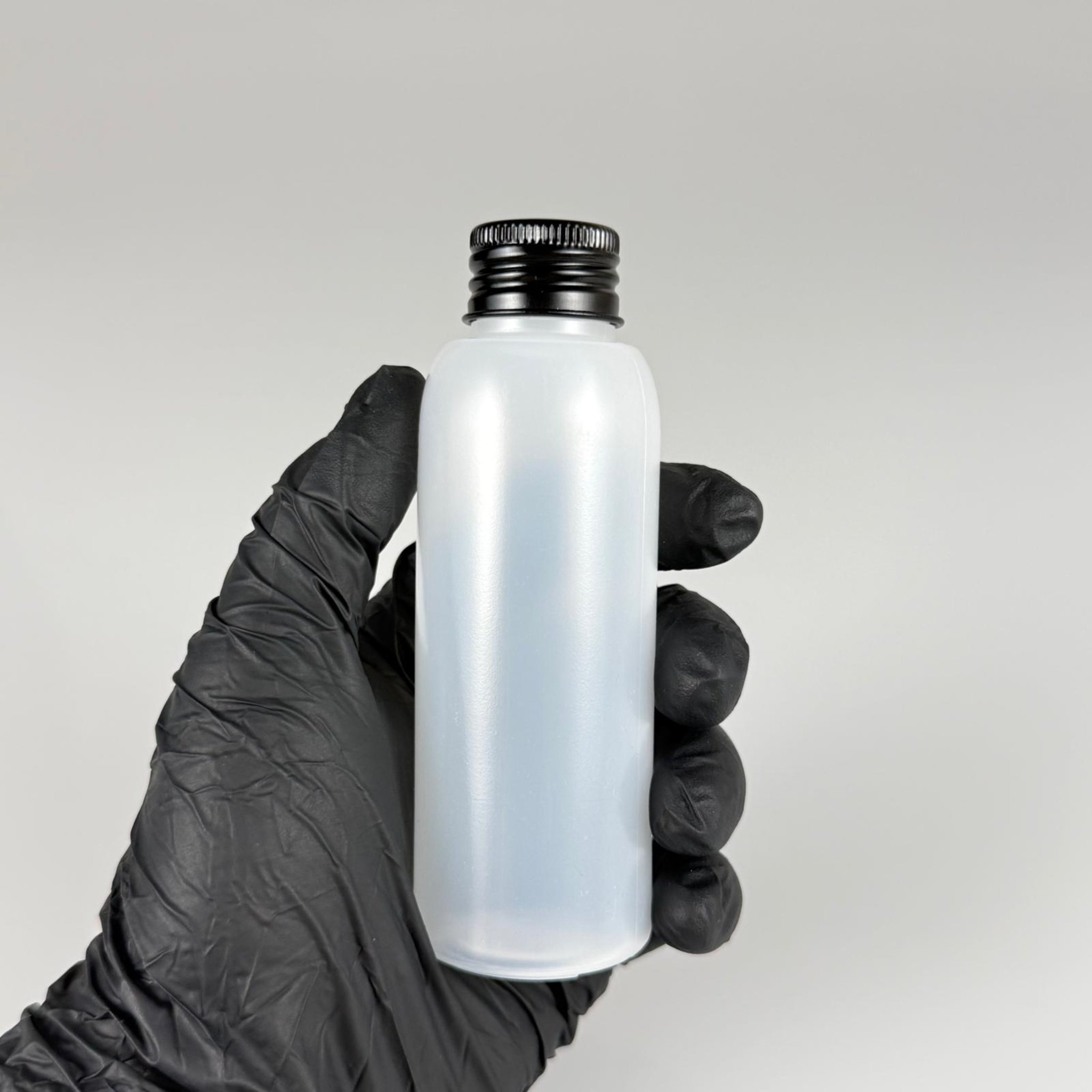 100 ML SIKILABİLİR YUMUŞAK PE POLİETİLEN PLASTİK ASETON ŞİŞESİ ( 24 AĞIZ ) + KÖPÜK CONTALI SİYAH METAL ALÜMİNYUM KAPAKLI + KOLONYA TIPALI TAKIM - 100 cc sos, yağ, kartuş, mürekkep vb için boş şişeler