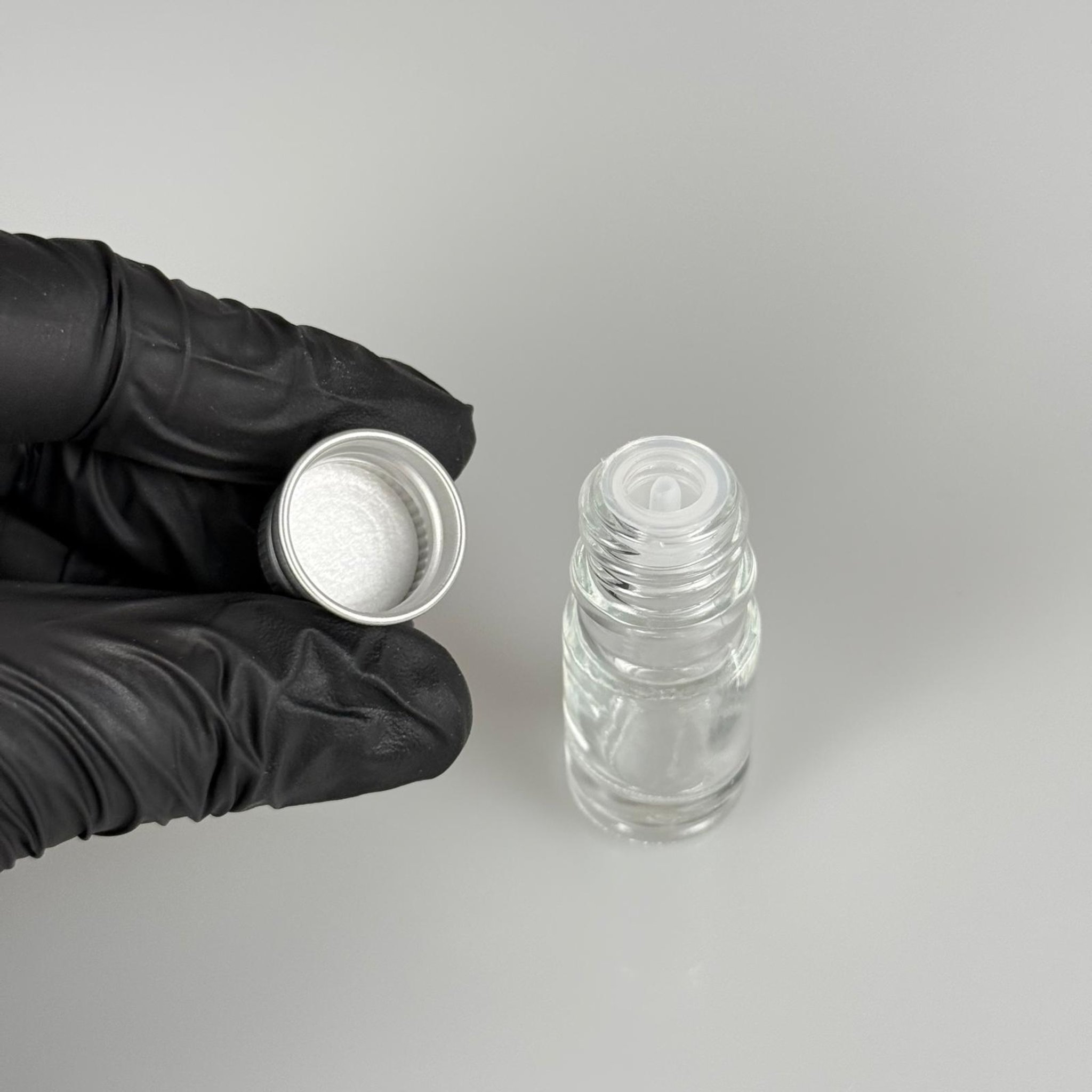 5 CC ŞEFFAF CAM ŞİŞE + KÖPÜK CONTALI GÜMÜŞ ALÜMİNYUM METAL KAPAKLI + DAMLALIKLI KOLONYA TIPALI TAKIM - 5 ML YEŞİL CAM ŞİŞE