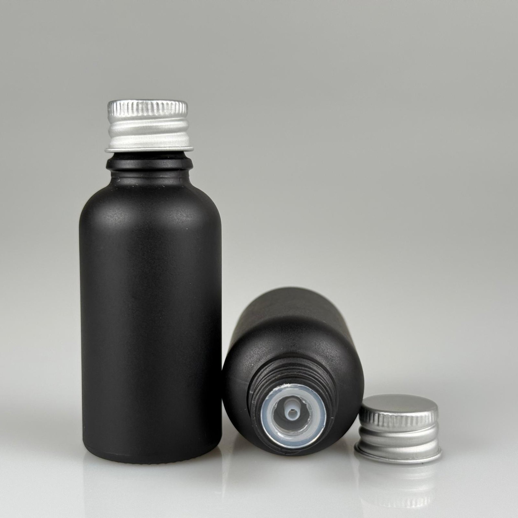 30 CC MAT SİYAH CAM ŞİŞE + KÖPÜK CONTALI GÜMÜŞ ALÜMİNYUM METAL KAPAKLI + DAMLALIKLI KOLONYA TIPALI TAKIM - 50 ML MAT SİYAH CAM ŞİŞE