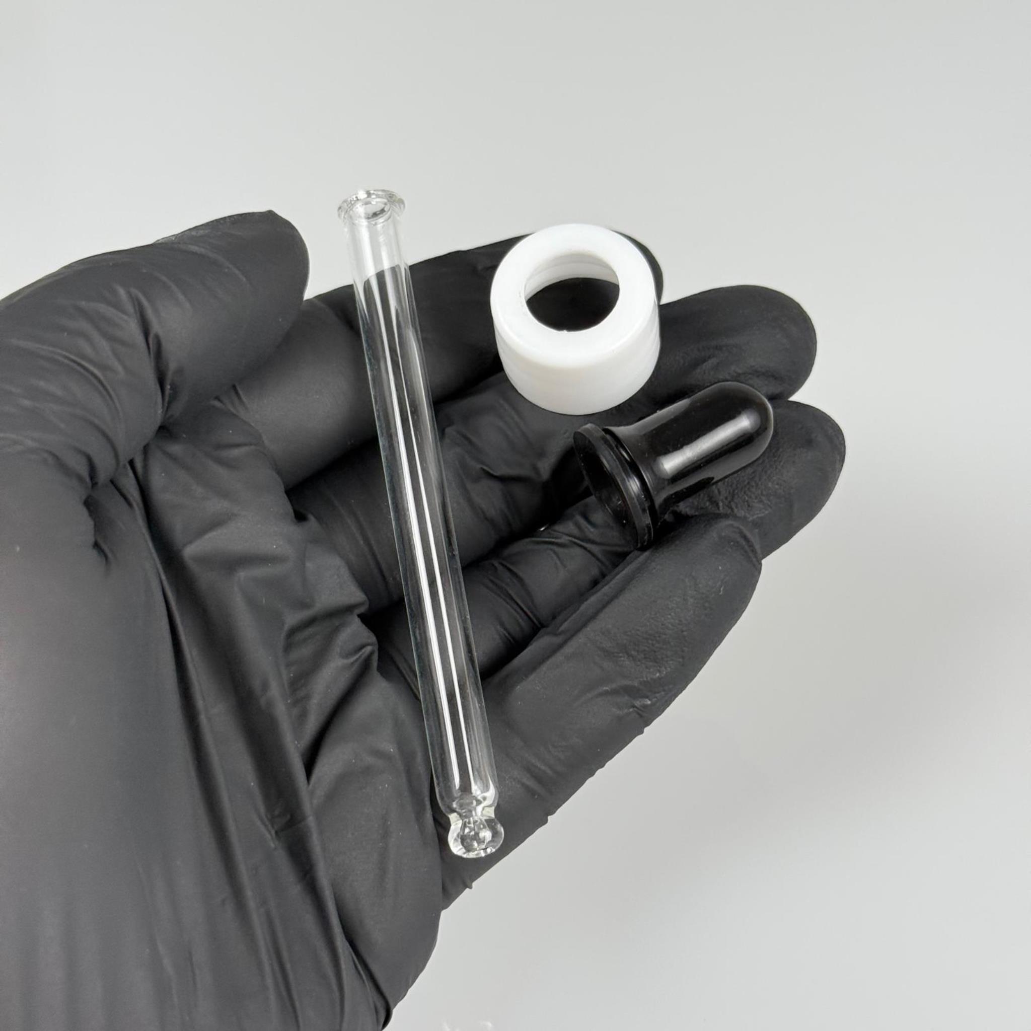 18 MM CAM DAMLALIKLI TAKIM - SİYAH EMZİK +  DELİKLİ PLASTİK DÜZ BEYAZ KAPAK + 84 MM CAM PİPET