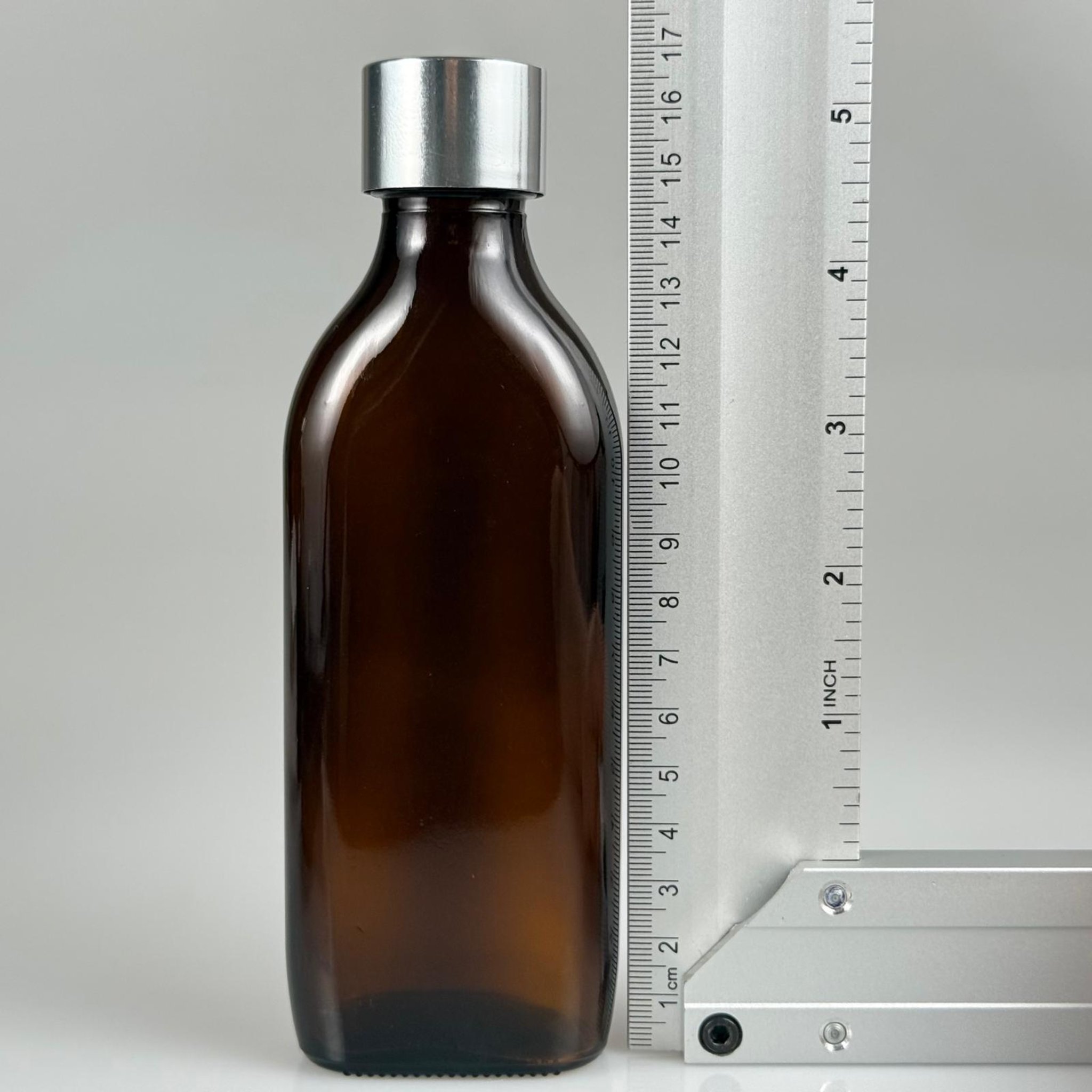 150 CC YASSI AMBER CAM ŞİŞE - ALÜMİNYUM KAPLAMALI GÜMÜŞ KAPAKLI + DAMLALIKLI KOLONYA TIPALI TAKIM - 150 ML KAHVERENGİ CAM ŞİŞE